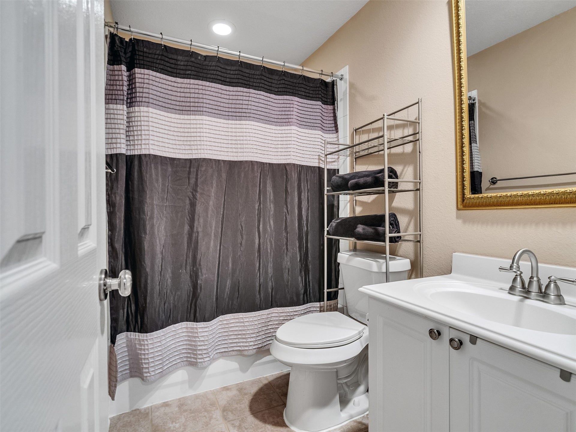 83 Scarlet Woods Court, #83, The Woodlands, TX 77380 Hall bathroom upstairs