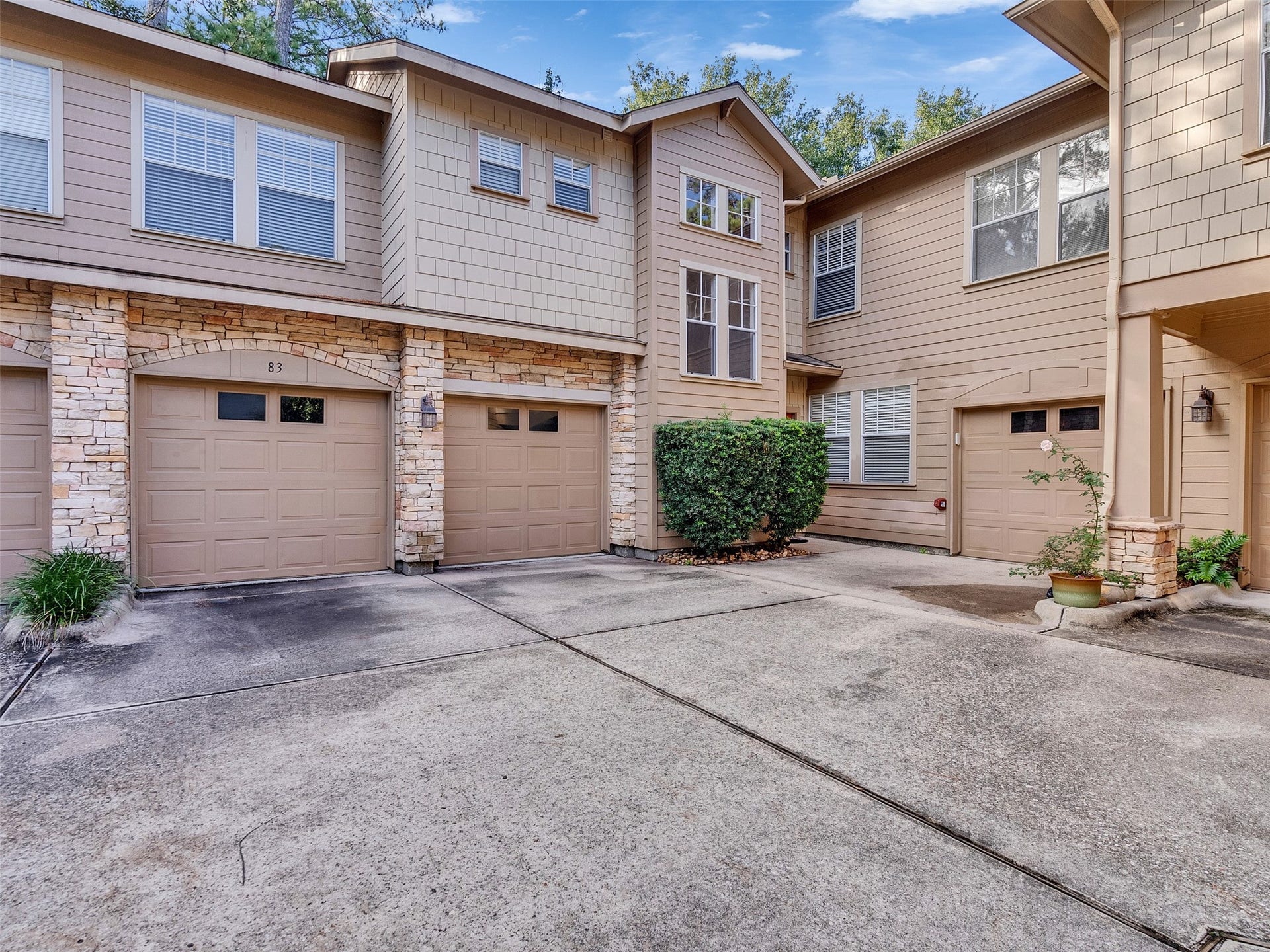 83 Scarlet Woods Court, #83, The Woodlands, TX 77380 Attached 2 car garage