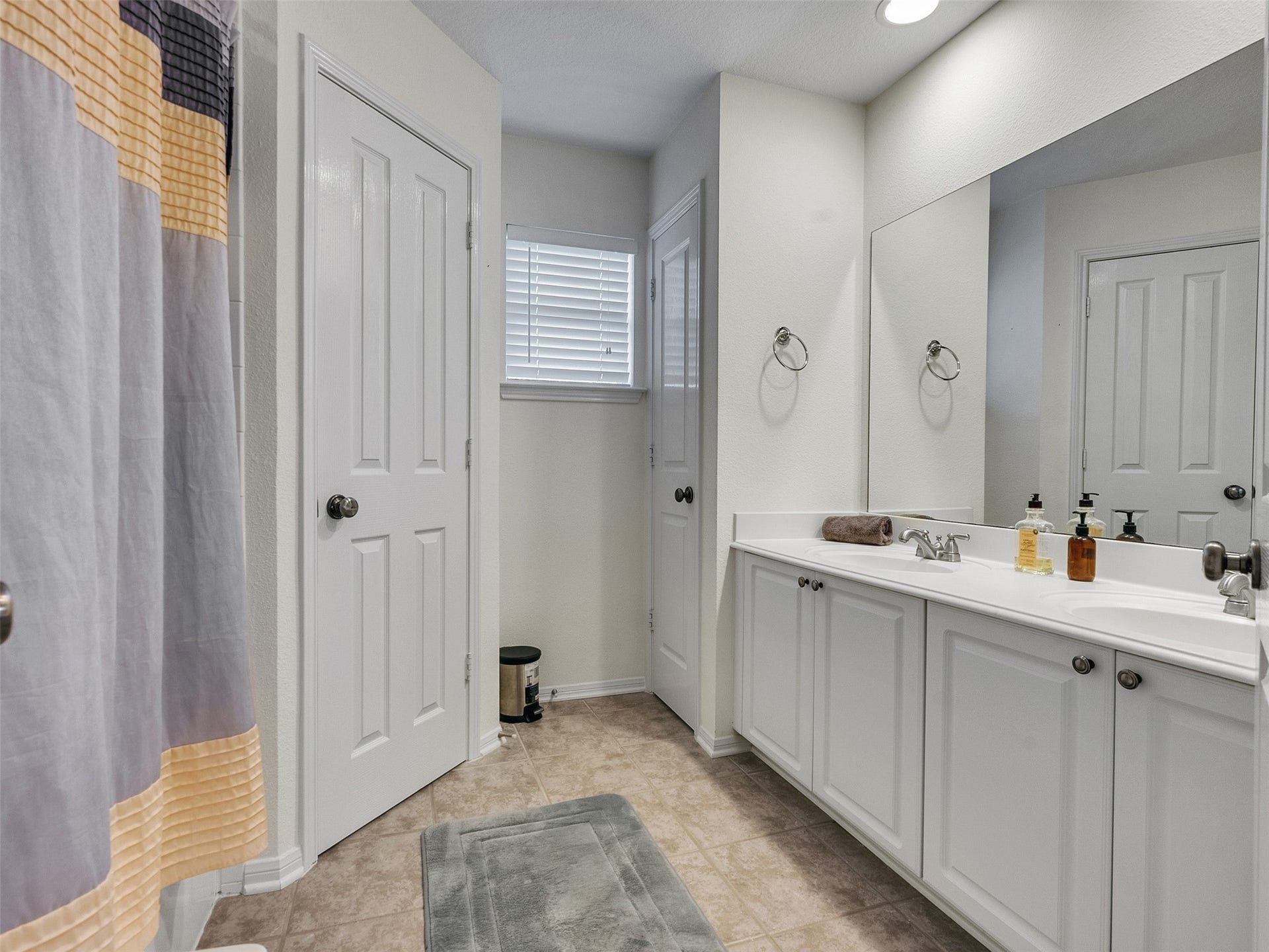 83 Scarlet Woods Court, #83, The Woodlands, TX 77380 Primary bathroom with oversized tub/shower, linen closet and private WC