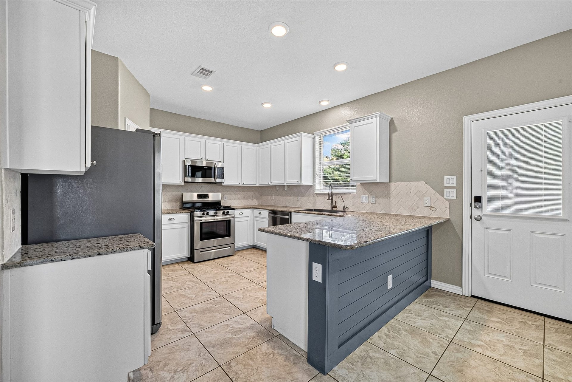 23010 Tindarey Falls Lane, Katy, TX 77493 Spacious kitchen, refrigerator included. Not pictured in kitched is a reverse osmosis under sink.