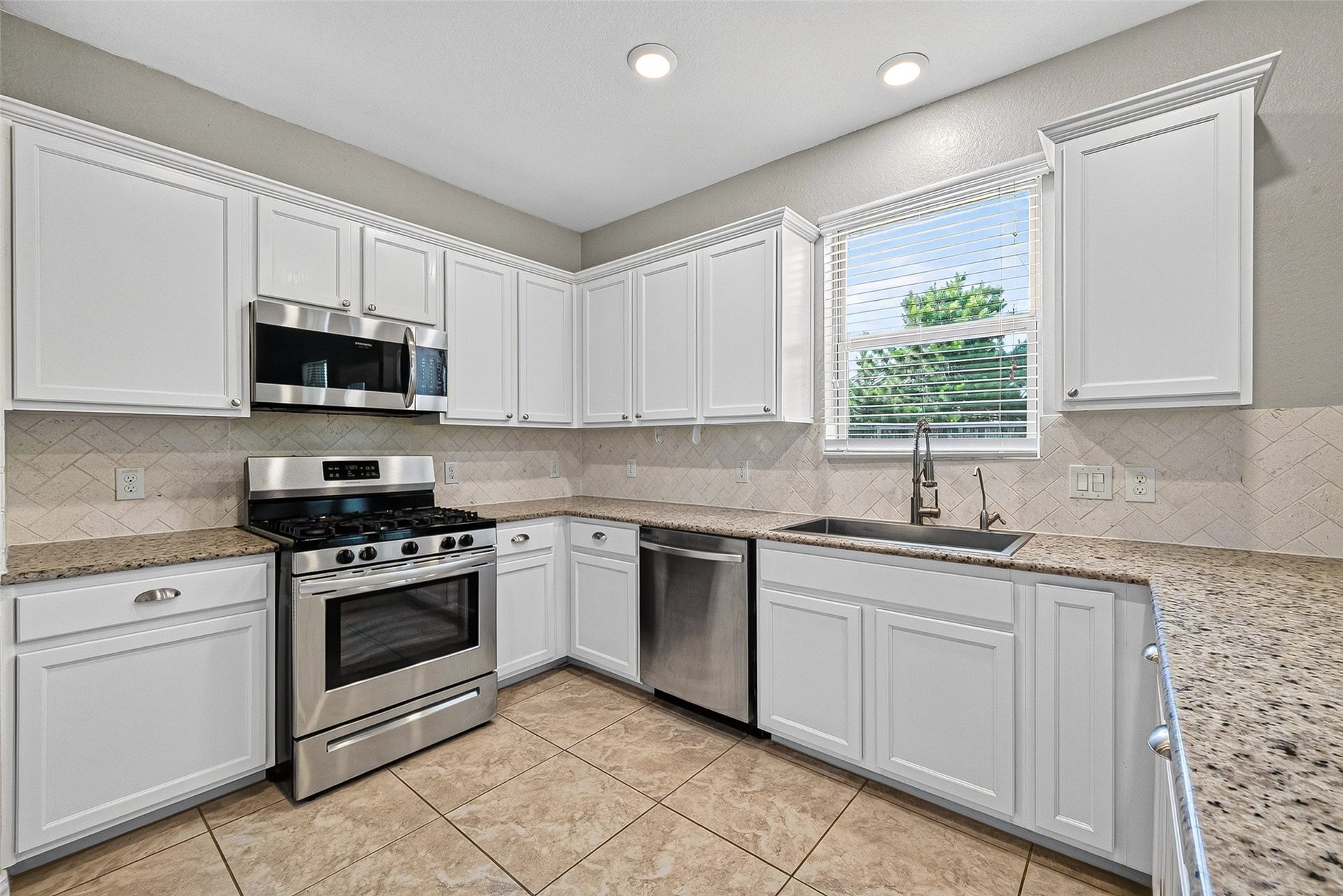 23010 Tindarey Falls Lane, Katy, TX 77493 Gas Oven, Microwave and dishwasher, reverse osmosis under sink.
