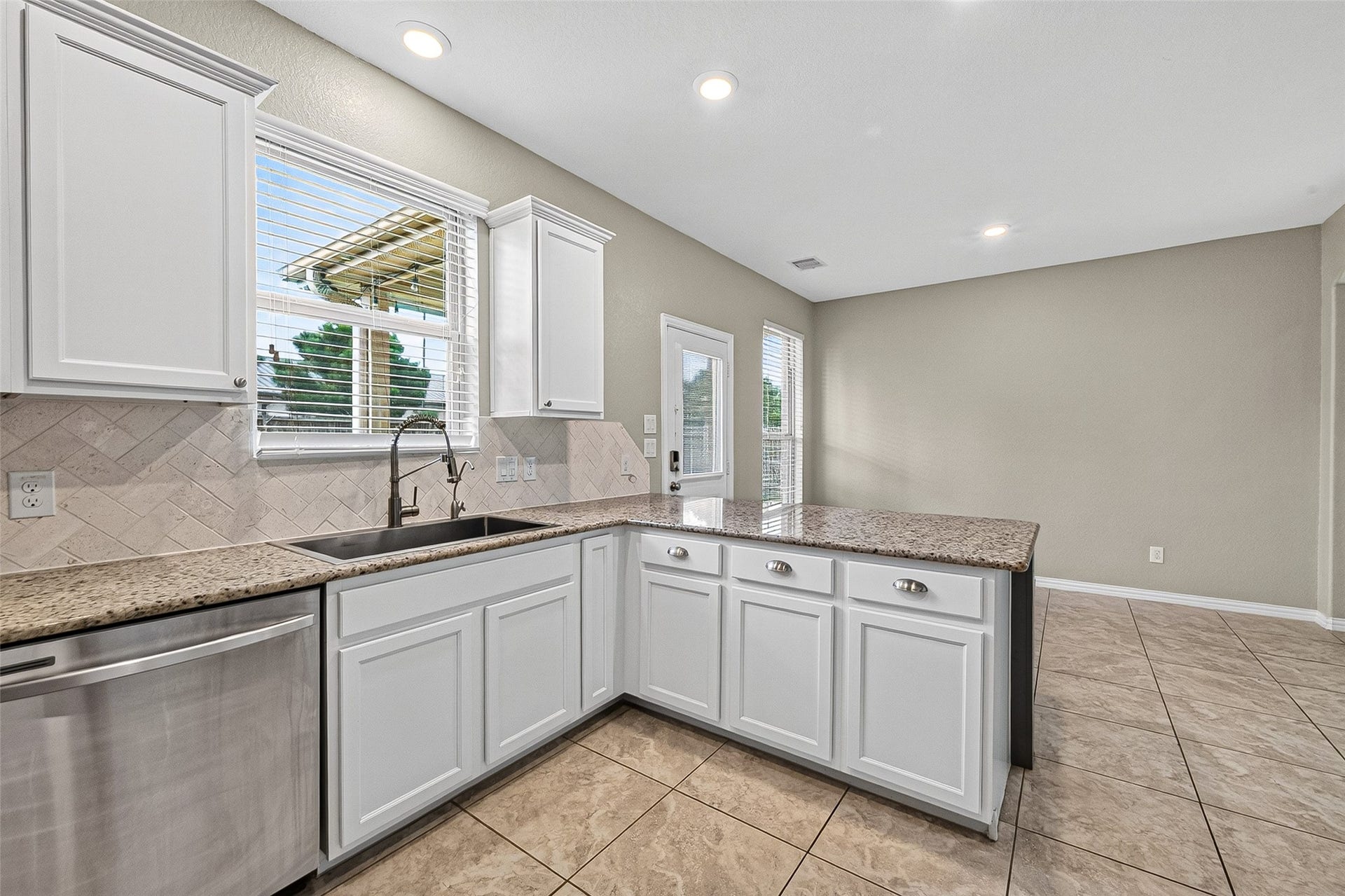 23010 Tindarey Falls Lane, Katy, TX 77493 Kitchen overlooking backyard