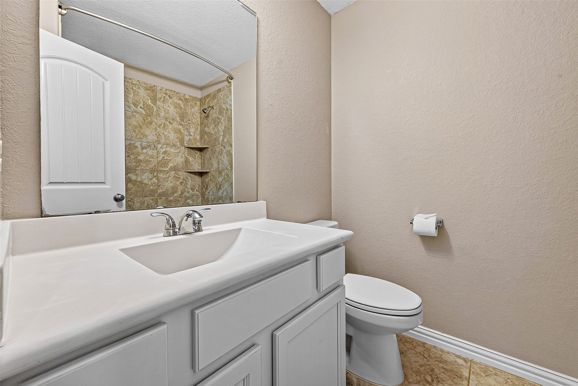23010 Tindarey Falls Lane, Katy, TX 77493 Upstairs Full Bathroom