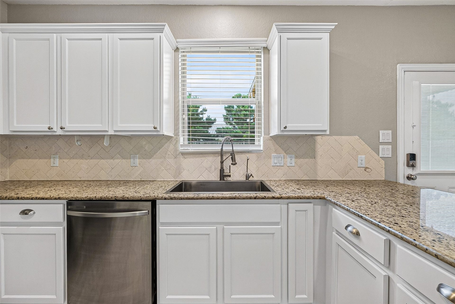 23010 Tindarey Falls Lane, Katy, TX 77493 Kitchen overlooking backyard
