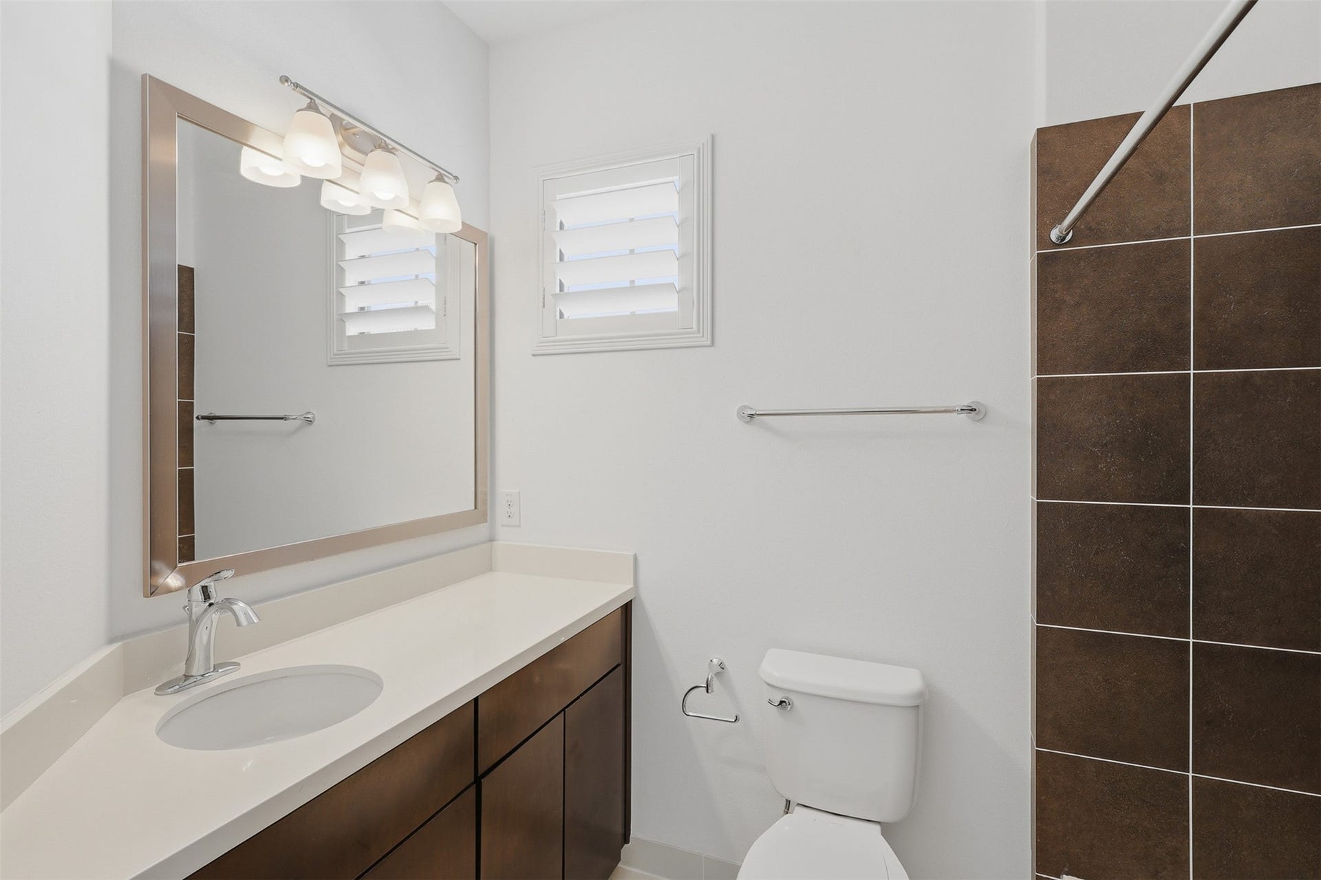 3302 Audley Street, #126, Houston, TX 77098 Secondary bathroom with shower/tub combo.
