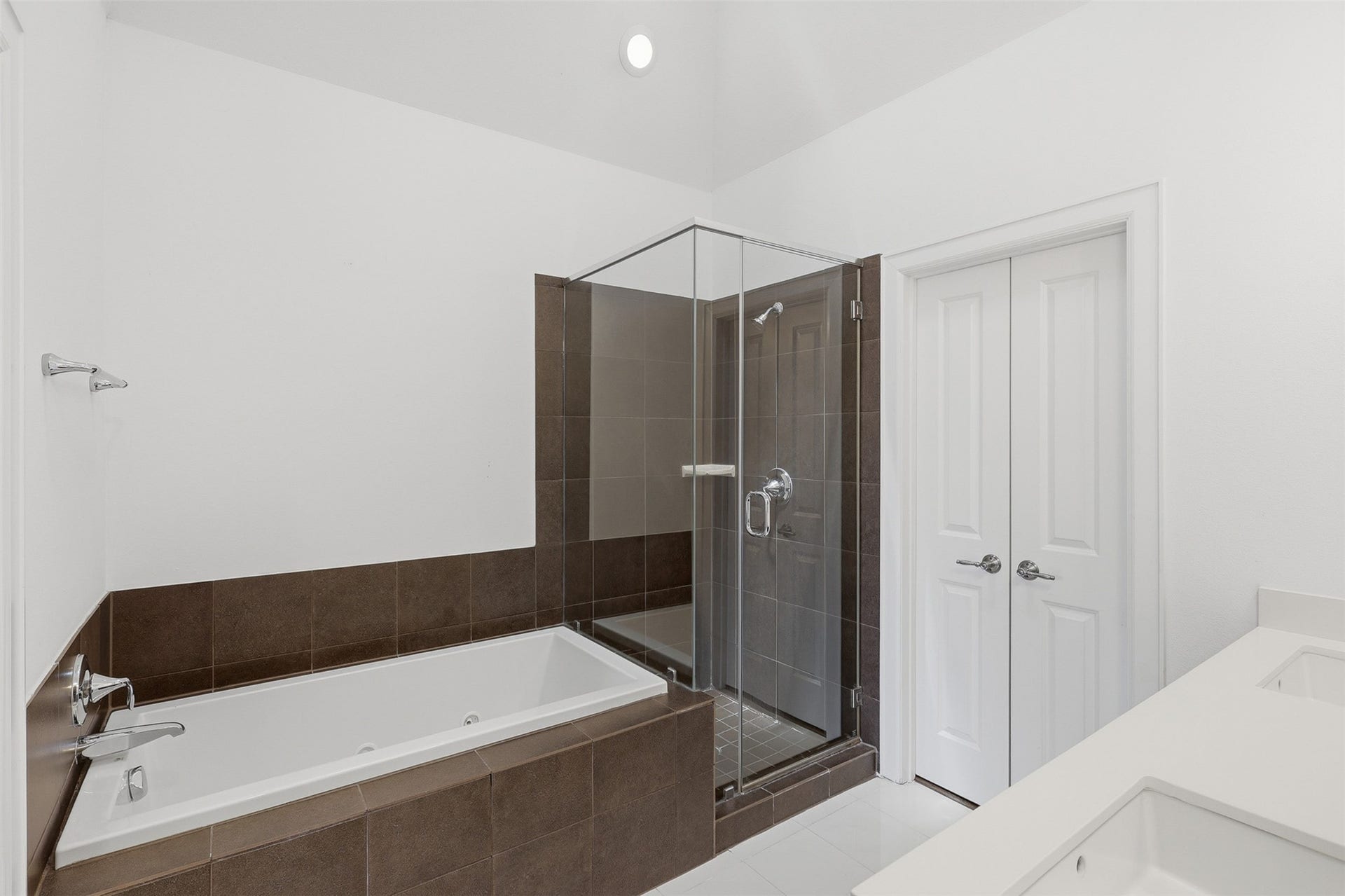 3302 Audley Street, #126, Houston, TX 77098 Large primary bathrooom with separate shower and soaking tub.