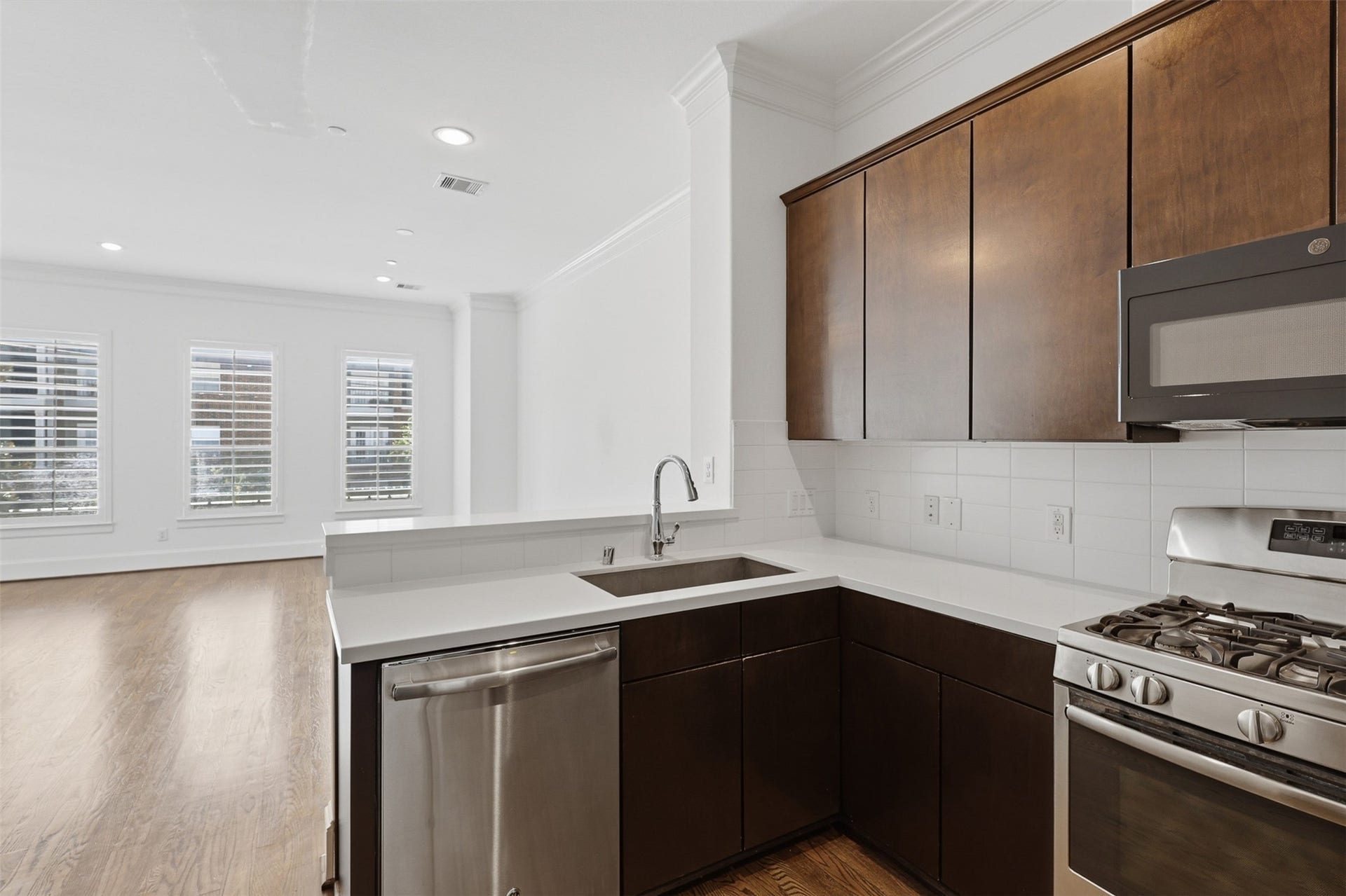 3302 Audley Street, #126, Houston, TX 77098 Kitchen opens to family room.