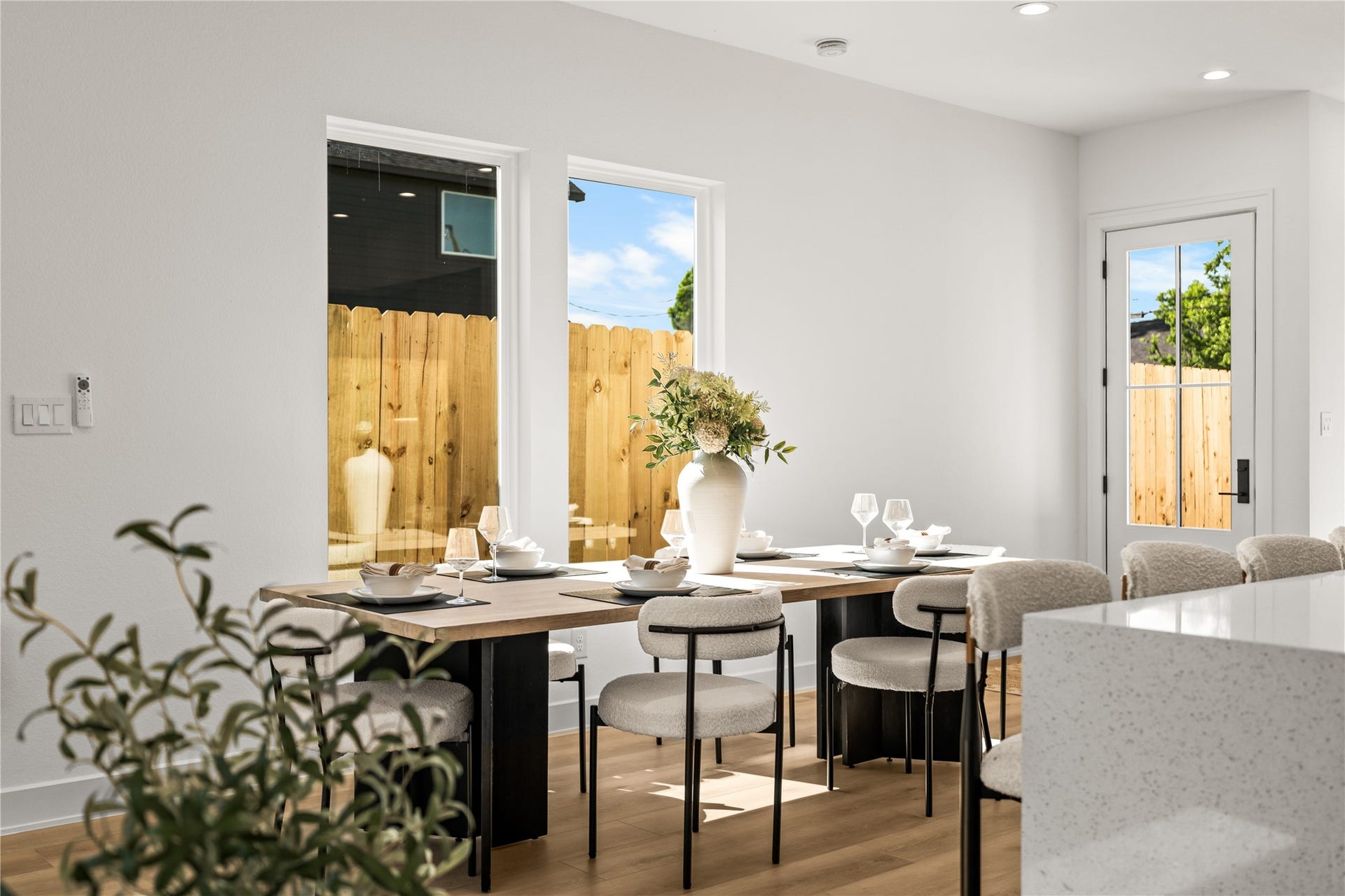 3012 & 3014 Beulah St, Houston, TX 77004 This bright dining area perfectly situatued between two large windows.