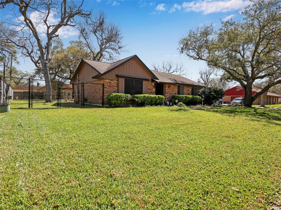Property photo for 721 Sycamore Street, Lake Jackson, TX