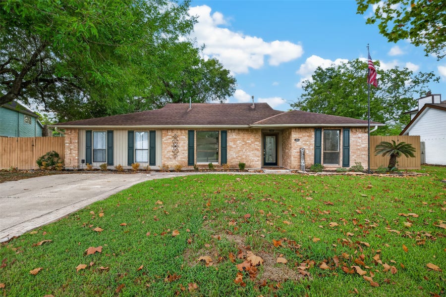 Property photo for 412 Westwood Drive, Friendswood, TX