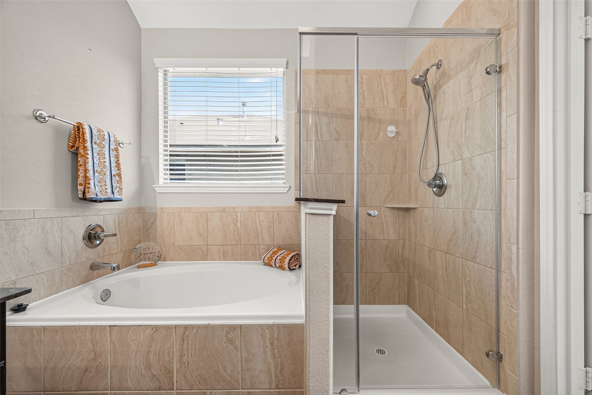 1018 Pleasant Bend, Conroe, TX 77301 Wheter you prefer a relaxing soak or a quick shower, this primary bathroom offers the flexibility of both.