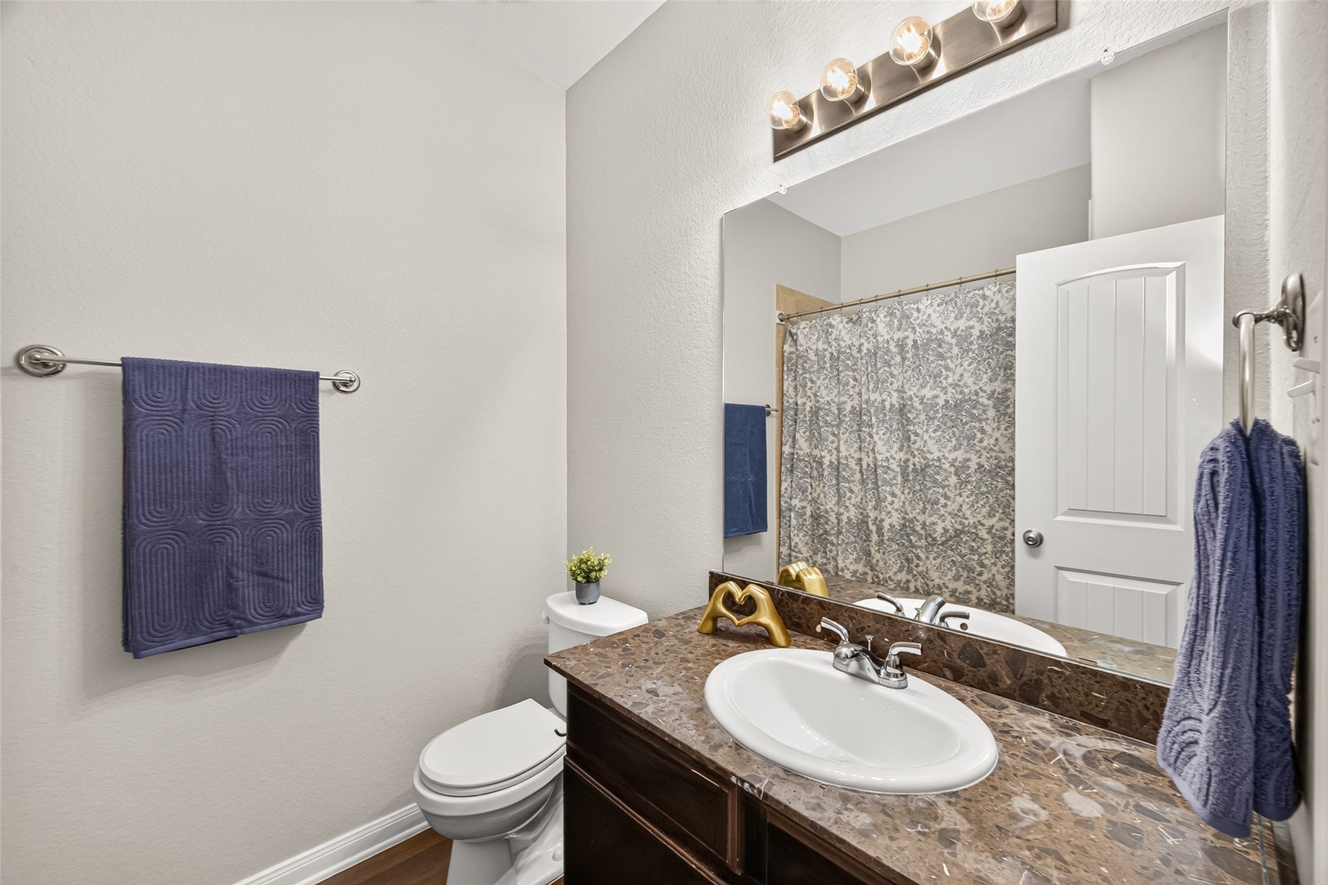 1018 Pleasant Bend, Conroe, TX 77301 Bathroom located between two secondary bedrooms.