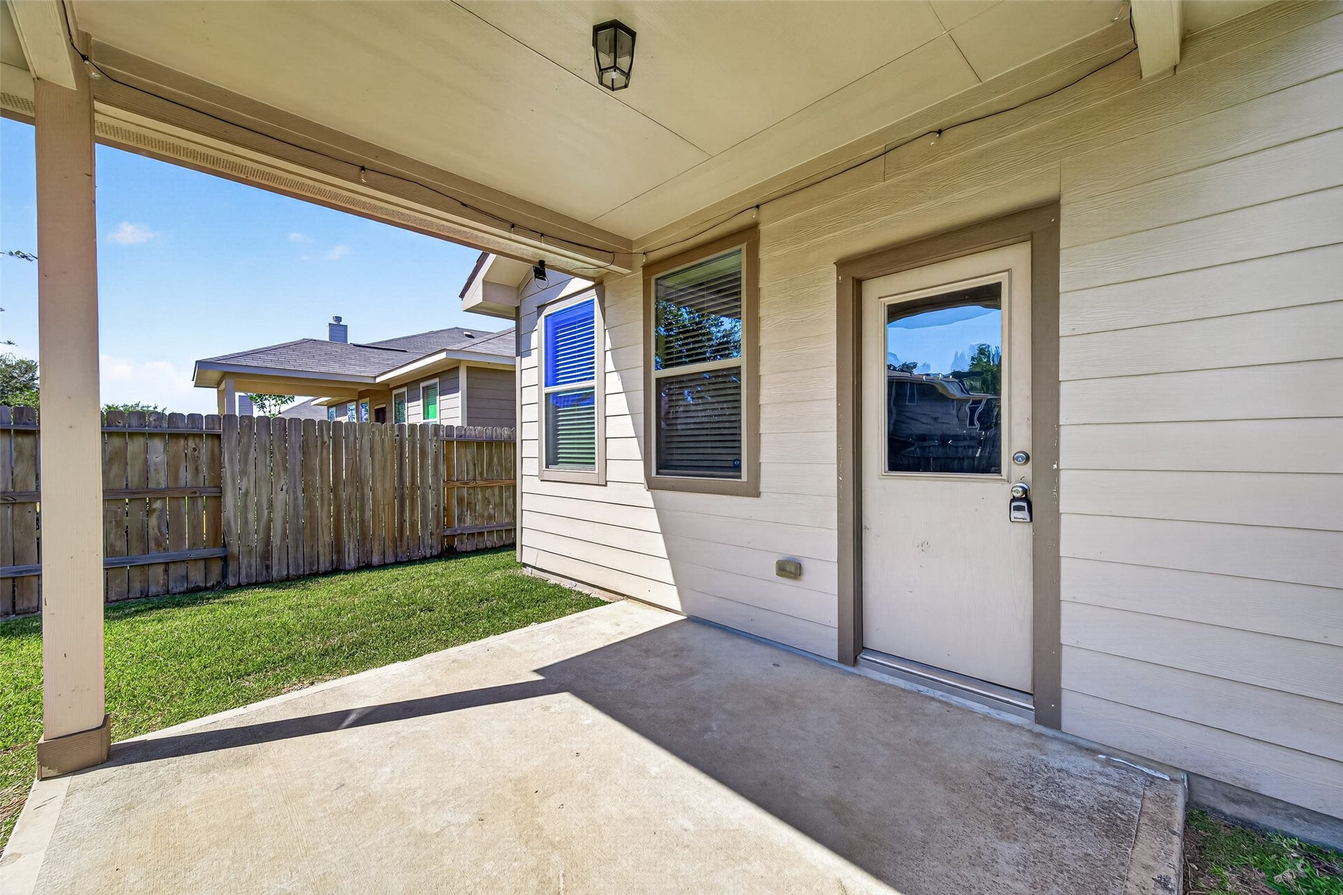1018 Pleasant Bend, Conroe, TX 77301 Step outside to the covered back porch
