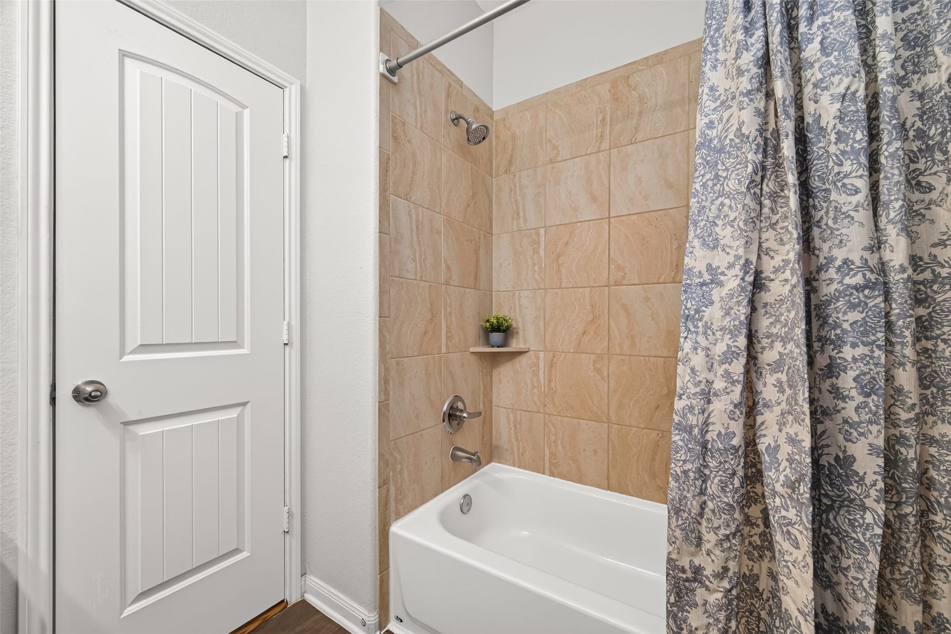 1018 Pleasant Bend, Conroe, TX 77301 A closer look at the tub and shower combination, complete with surrounding ceramic tile.