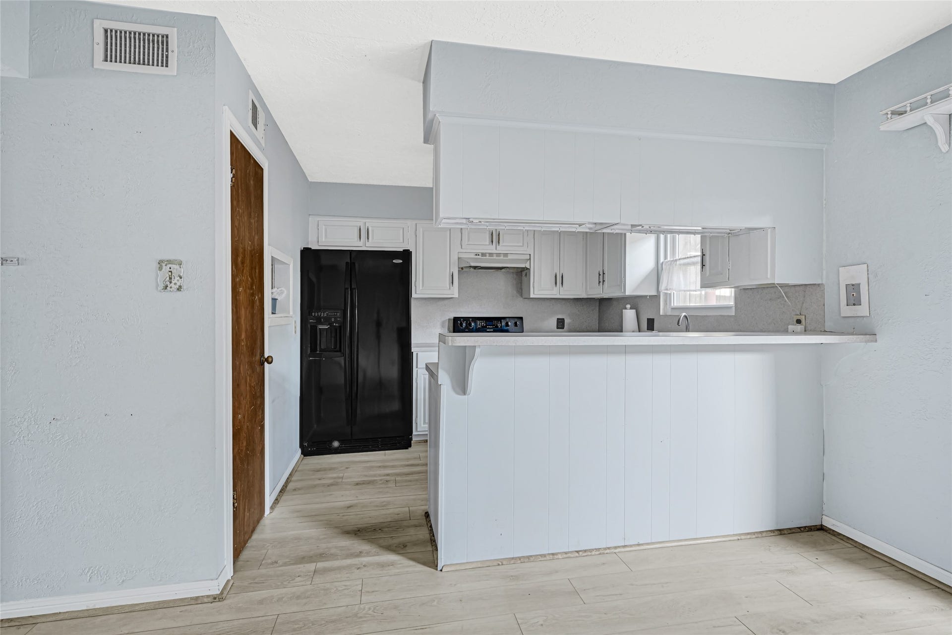 Kitchen with Breakfast Bar