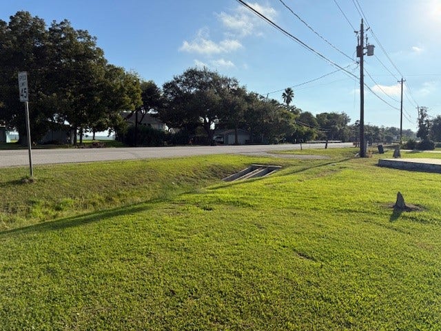 4828 W Bayshore Drive, Bacliff, TX 77518 4828 W Bayshore Drive, Bacliff, TX 77518