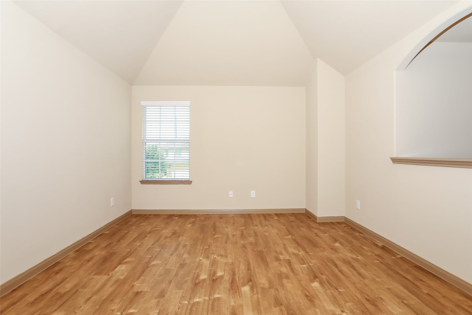 19035 Moynihan Drive, Katy, TX 77449 Photos may be representative of the floor plan and not the exact home. Finishes, layout, and features of the actual property for lease may vary.