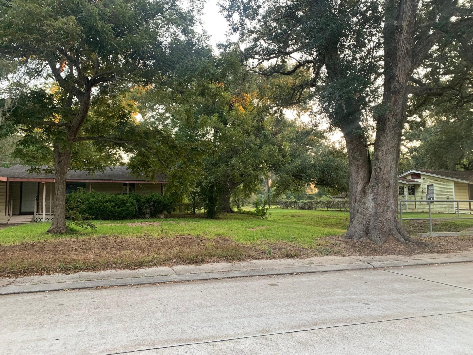 215 Jasmine Street, Lake Jackson, TX 77566