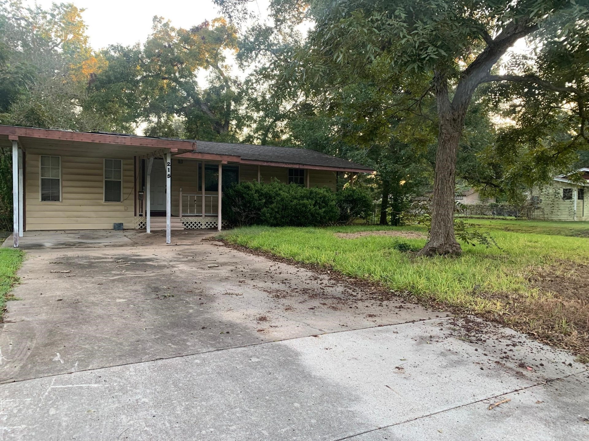 215 Jasmine Street, Lake Jackson, TX 77566