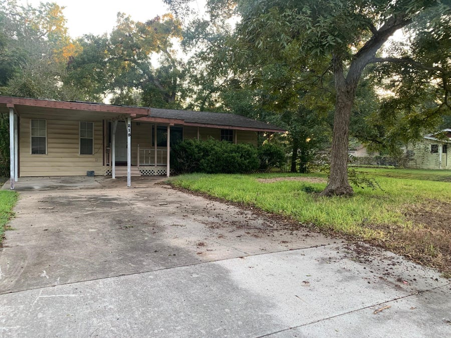 Property photo for 215 Jasmine Street, Lake Jackson, TX