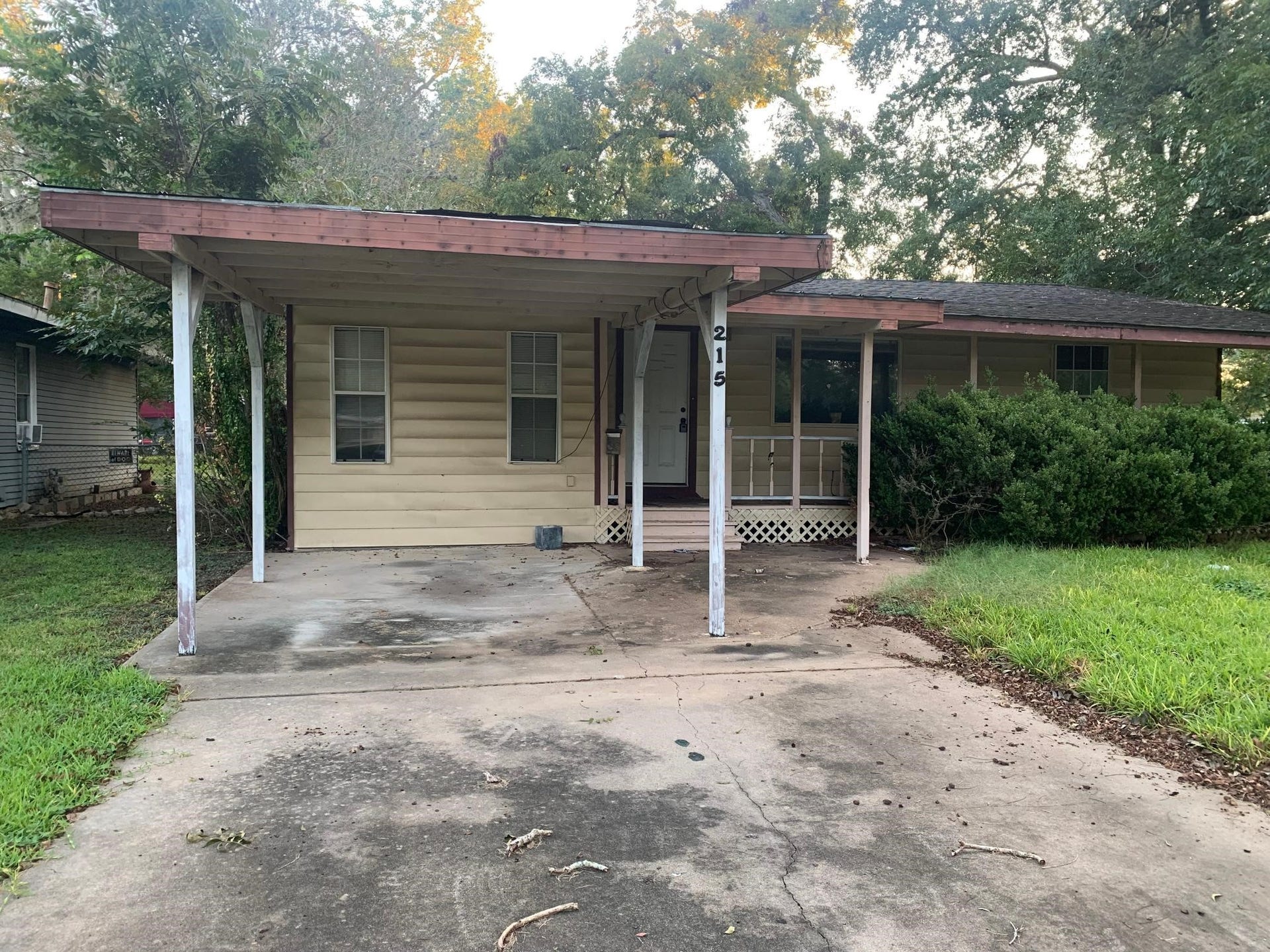 215 Jasmine Street, Lake Jackson, TX 77566