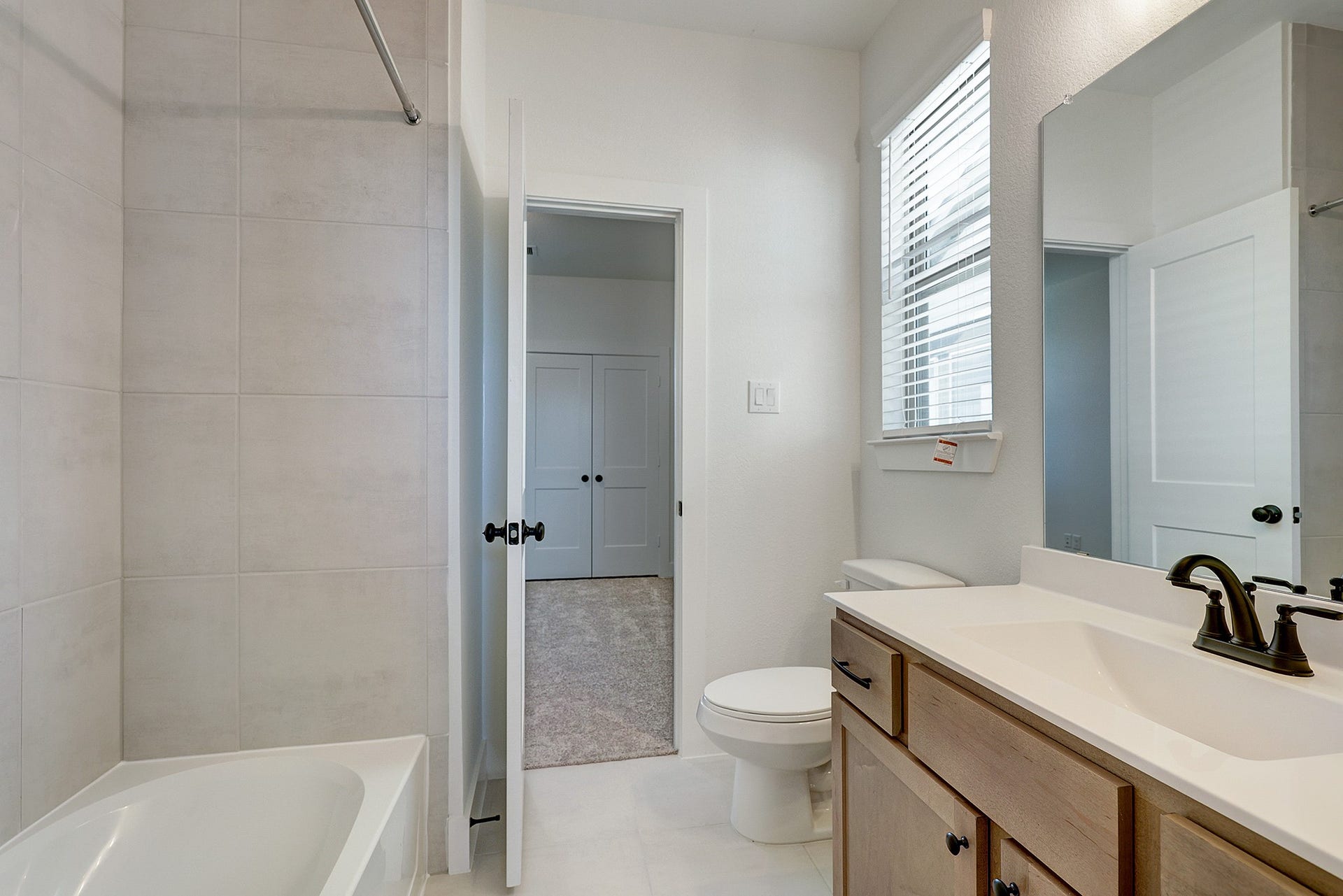 Bright full bath with tub/shower combination