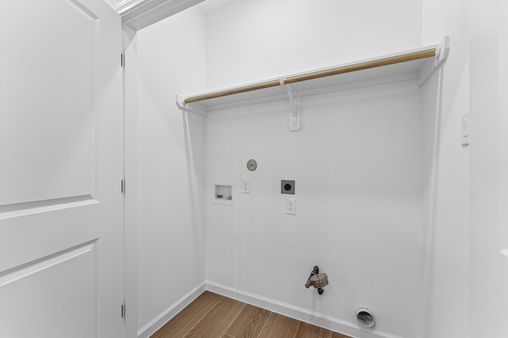 8132 Sunnyhill Street, Houston, TX 77088 Upstairs Laundry Room: A generously sized laundry room conveniently located in the upstairs hallway, thoughtfully designed to simplify everyday routines and bring added comfort, functionality, and convenience to family living.