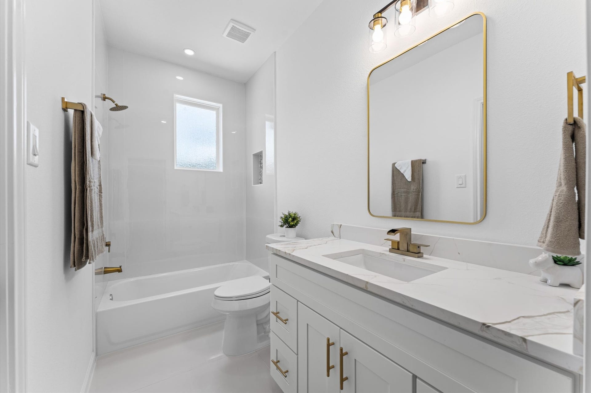 8132 Sunnyhill Street, Houston, TX 77088 Jack-and-Jill Bathroom: Thoughtfully designed to connect the second and third bedrooms, this stylish full bathroom features a convenient shower/tub combination, modern finishes, and a functional layout offering comfort and accessibility for both rooms.