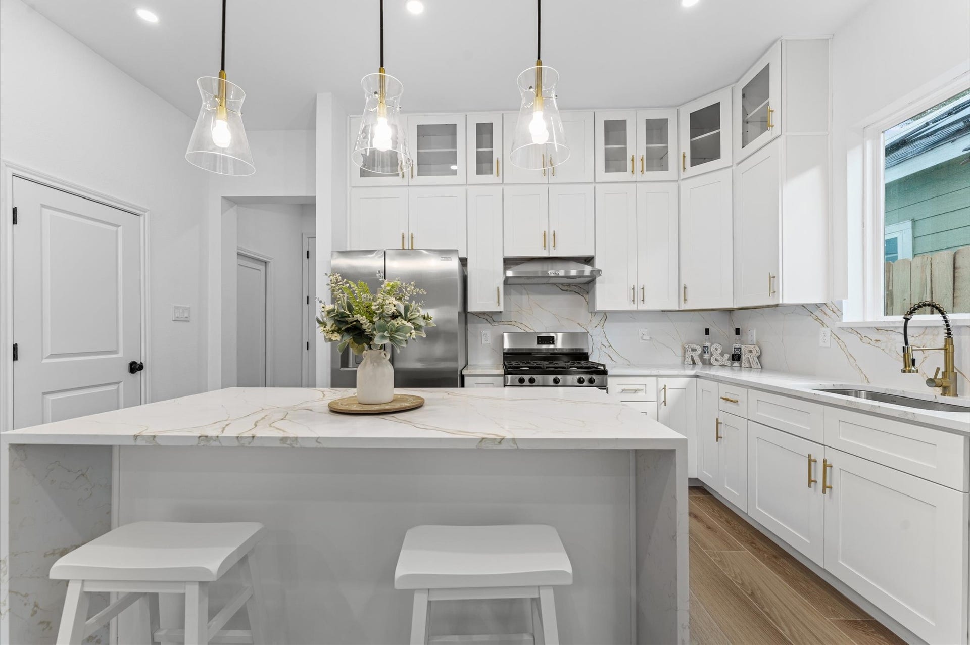 8132 Sunnyhill Street, Houston, TX 77088 Gourmet Kitchen & Appliance Package
Discover a beautifully designed kitchen featuring a sleek gas range, modern finishes, and thoughtful functionality. Even better, this new construction home includes a complete kitchen appliance package, offering added convenience and exceptional value from the moment you move in!