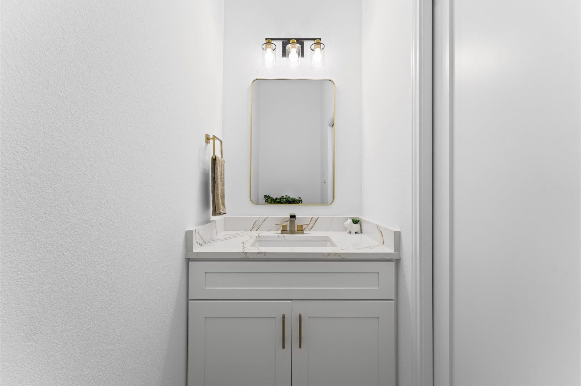 8132 Sunnyhill Street, Houston, TX 77088 Powder room offered on the first floor for family and guests conveniences. Bathroom has a pocket door to save space.