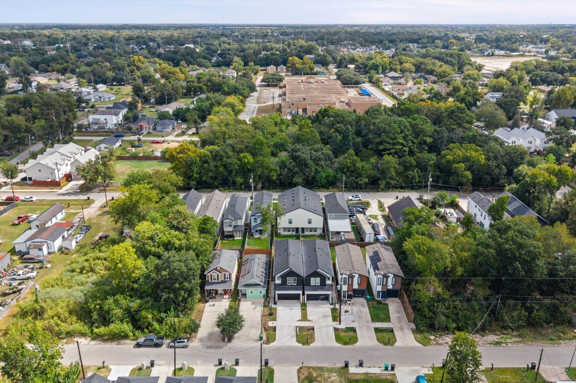 8132 Sunnyhill Street, Houston, TX 77088 Surrounding Area: Enjoy the convenience of this Houston location, approximately 10 minutes from the Heights and its popular dining, shopping, and entertainment destinations.