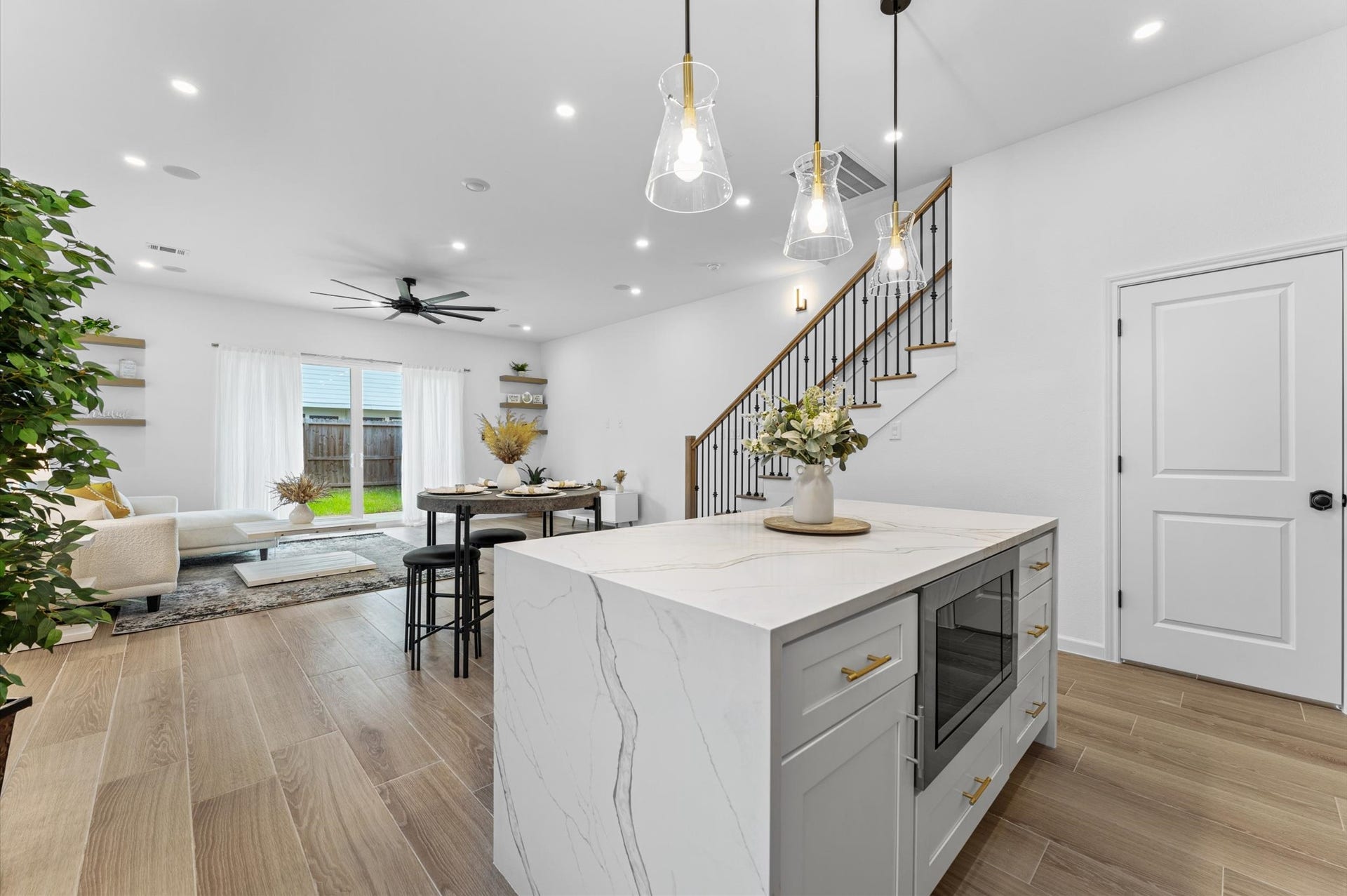 8132 Sunnyhill Street, Houston, TX 77088 aterfall Island & Elegant Finishes
Where modern sophistication meets timeless elegance! This stunning kitchen showcases a beautiful waterfall island, complemented by warm cream tones, sophisticated gold accents, and thoughtfully selected finishes. A gorgeous centerpiece for everyday living, casual dining, and memorable gatherings with family and friends.