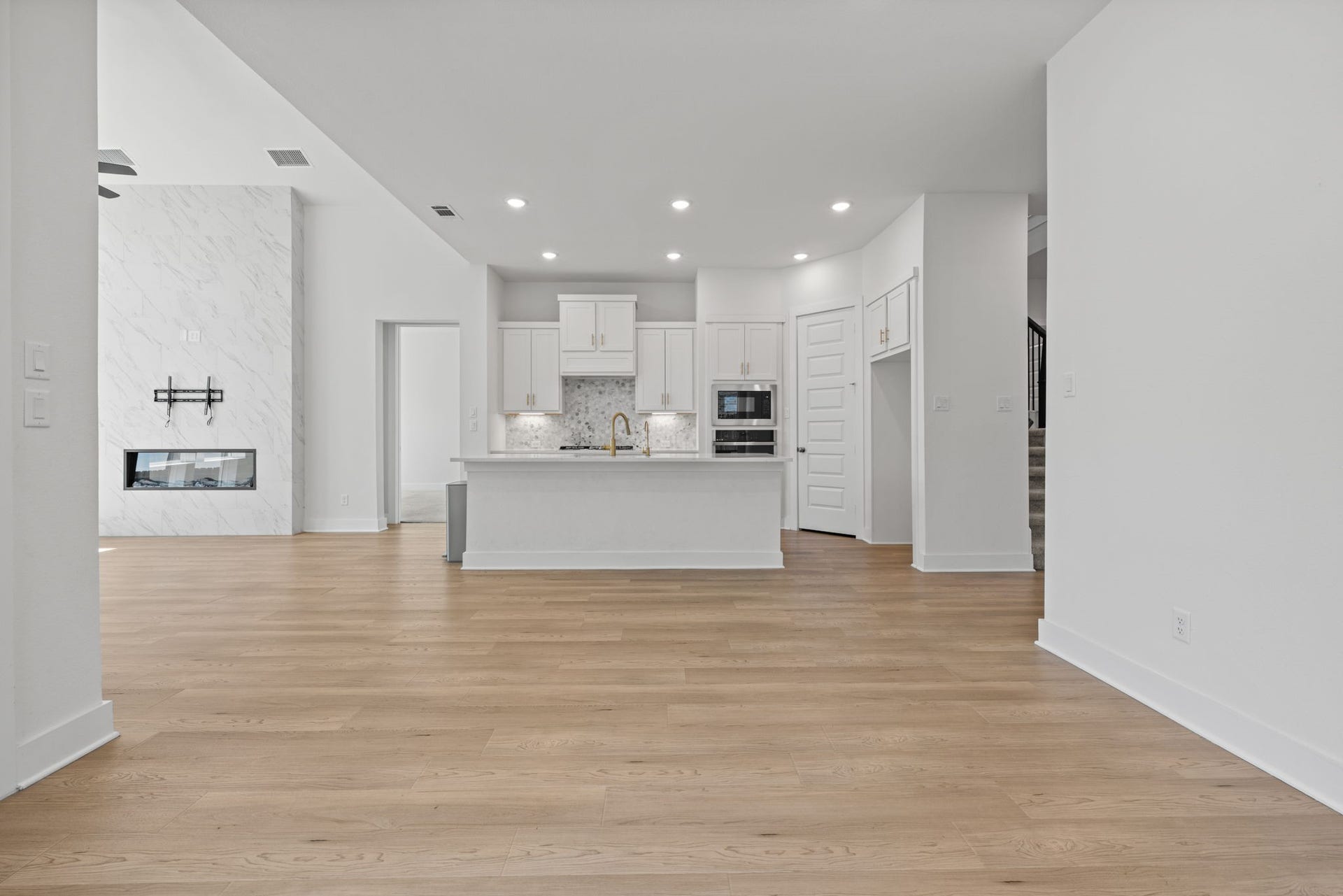 9211 Fury Landing Lane, Tomball, TX 77375 Conveniently located dining for formal or relaxed occasions