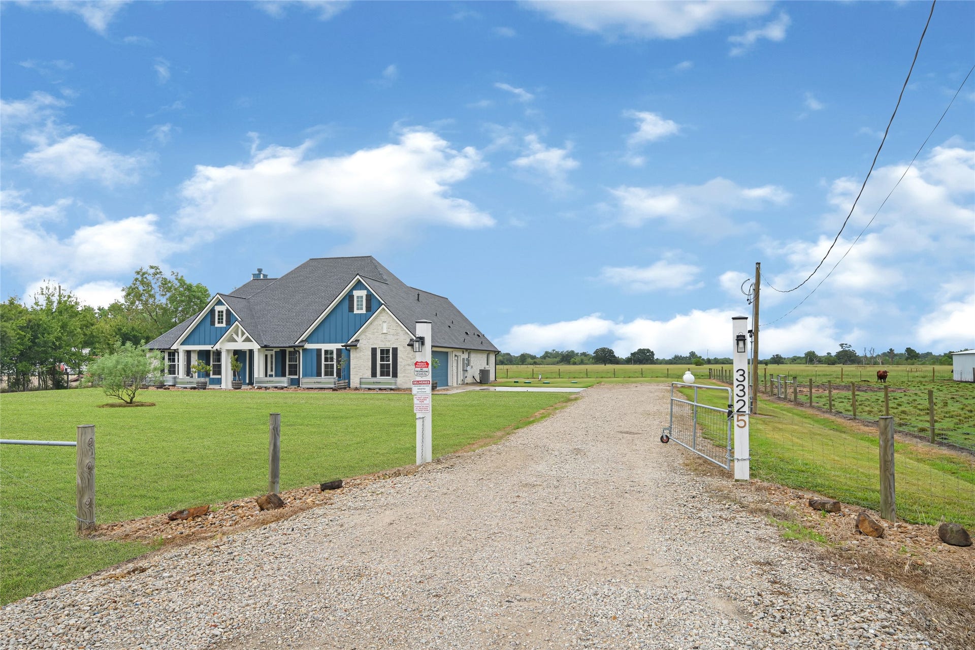 3325 County Road 160, Alvin, TX 77511 Manual gate access. Pre-wired for future electric gate
