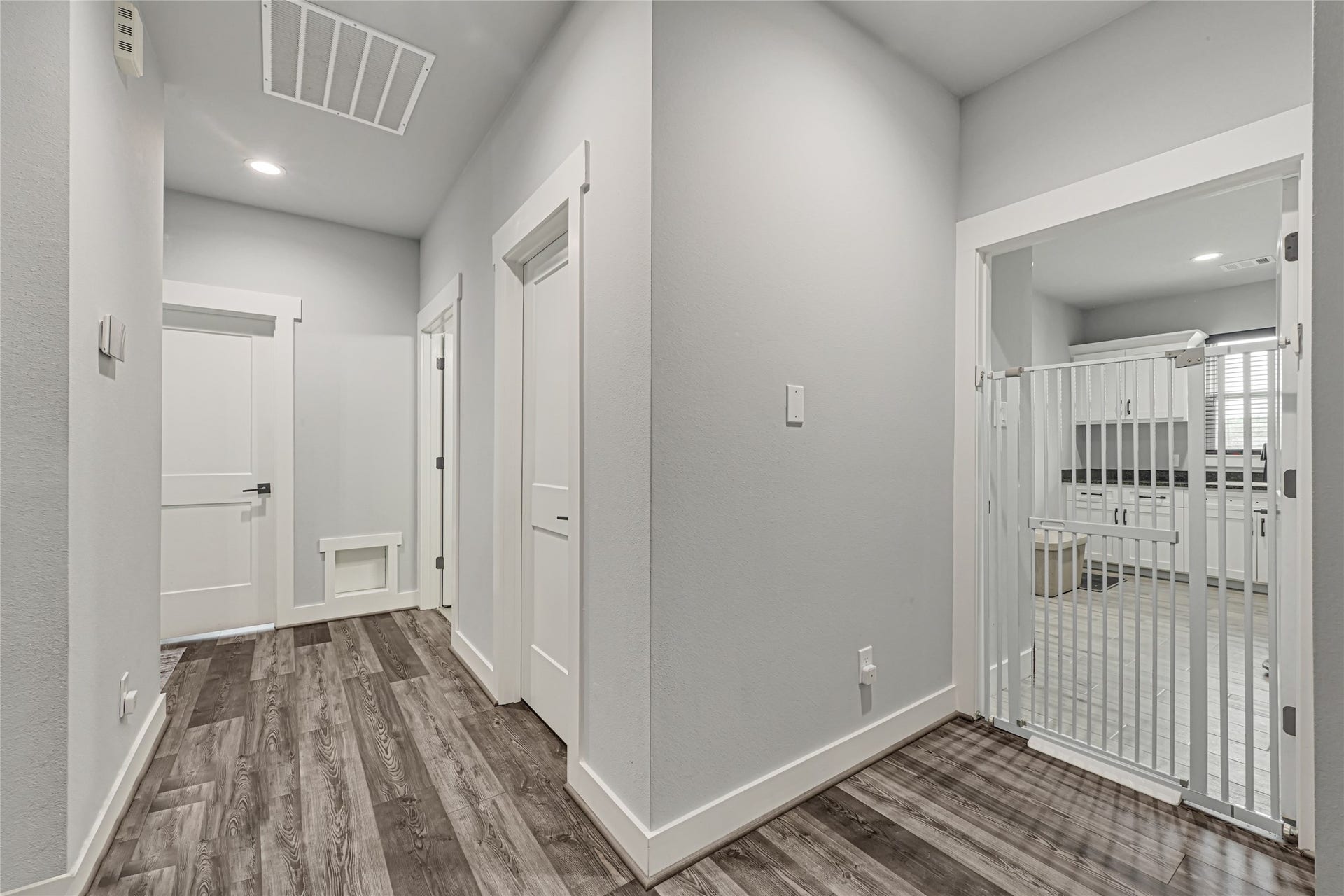 3325 County Road 160, Alvin, TX 77511 Another view of the hallway