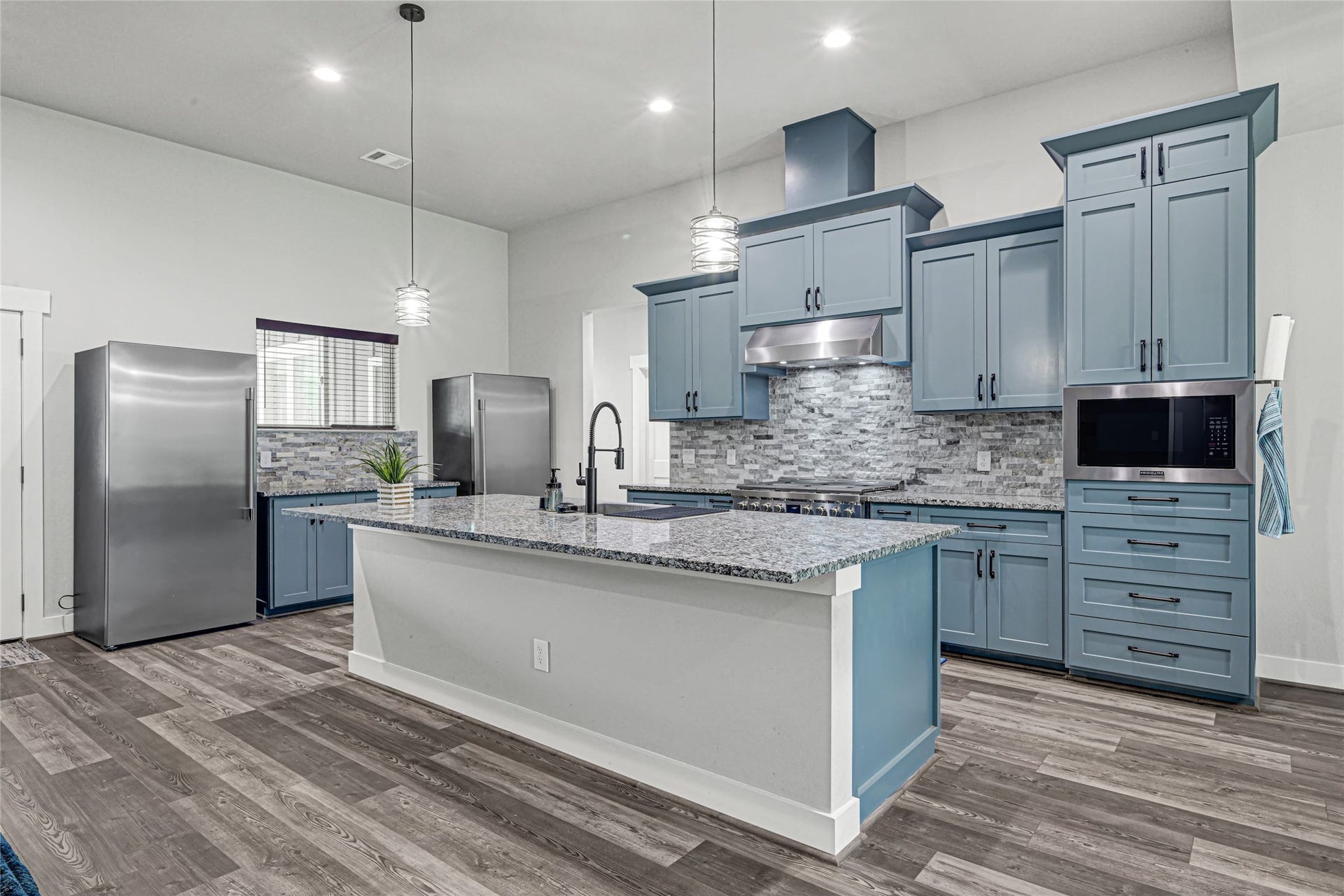 3325 County Road 160, Alvin, TX 77511 3325 County Road 160, Alvin, TX 77511