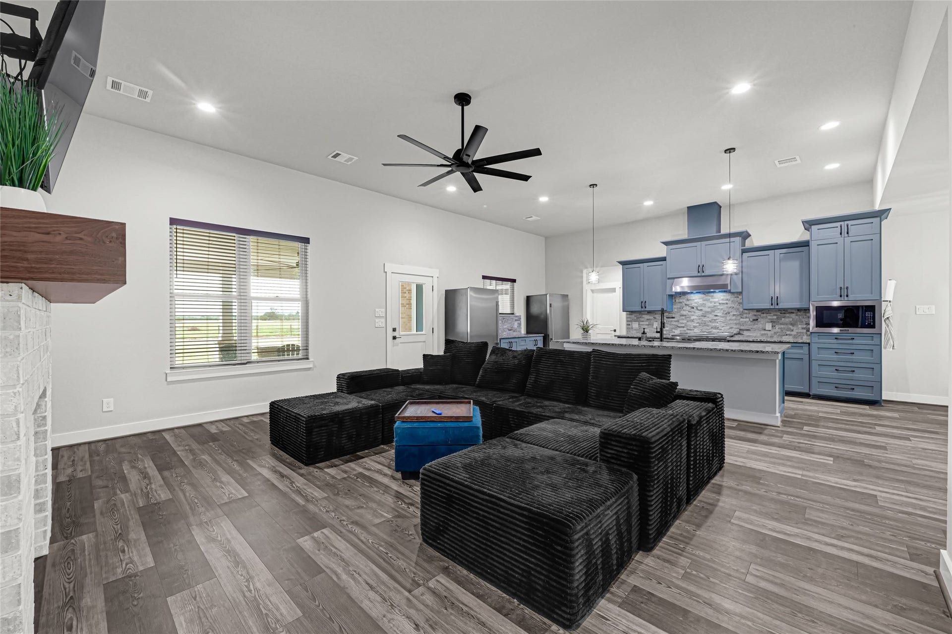 3325 County Road 160, Alvin, TX 77511 3325 County Road 160, Alvin, TX 77511
