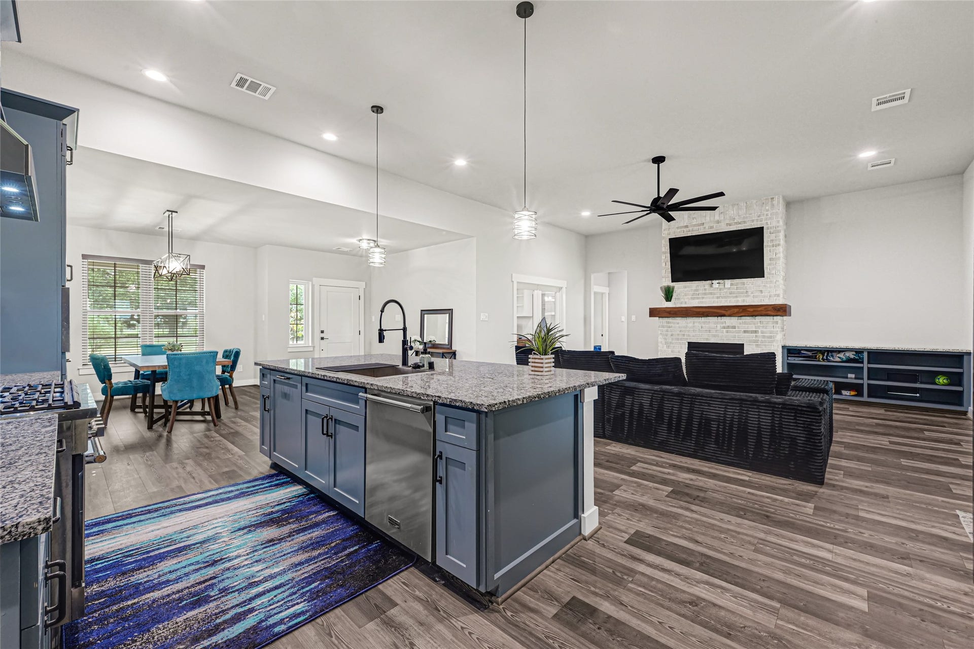 3325 County Road 160, Alvin, TX 77511 3325 County Road 160, Alvin, TX 77511