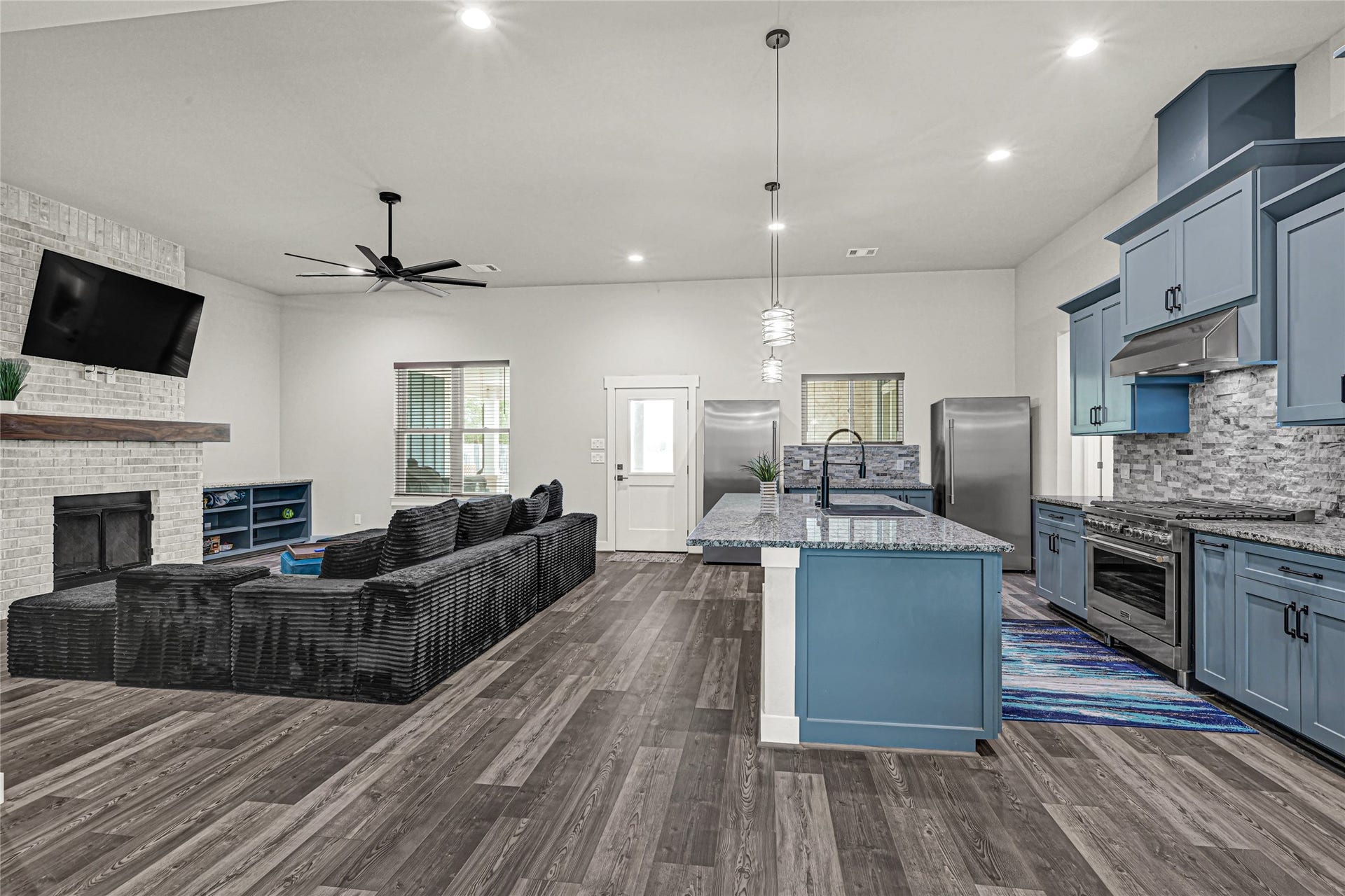 3325 County Road 160, Alvin, TX 77511 3325 County Road 160, Alvin, TX 77511