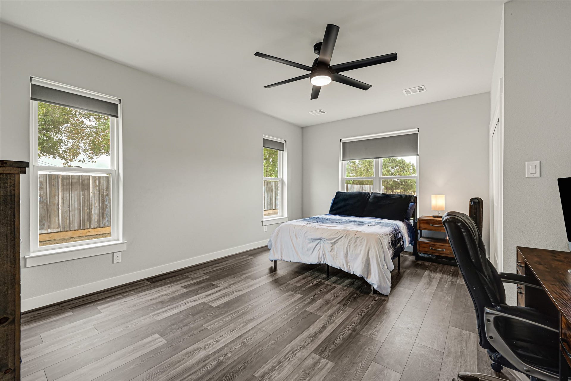 3325 County Road 160, Alvin, TX 77511 Secondary bedroom with en-suite bath