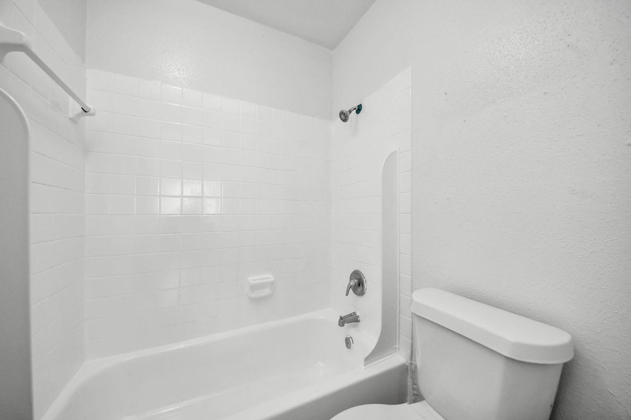 5625 Antoine Drive, #312, Houston, TX 77091 Primary Tub