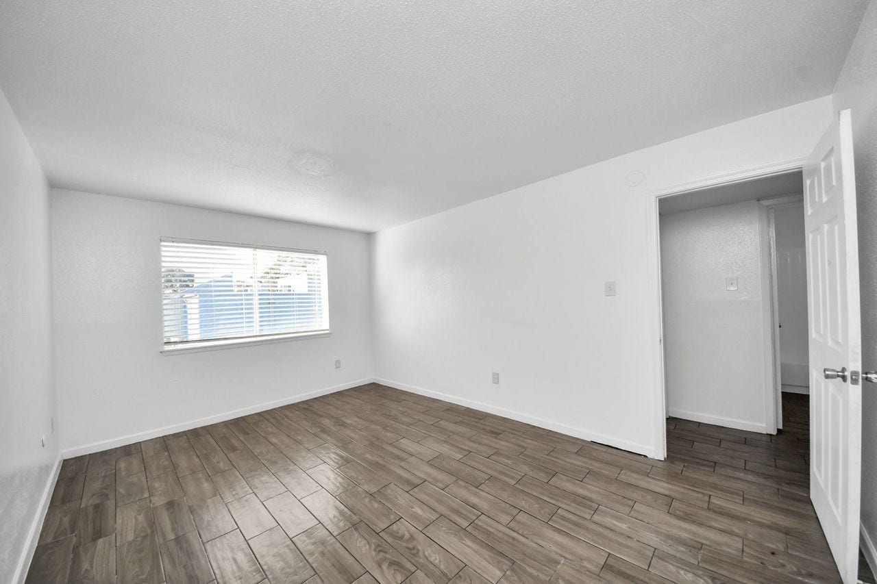 5625 Antoine Drive, #312, Houston, TX 77091 Another angle of the primary bedroom