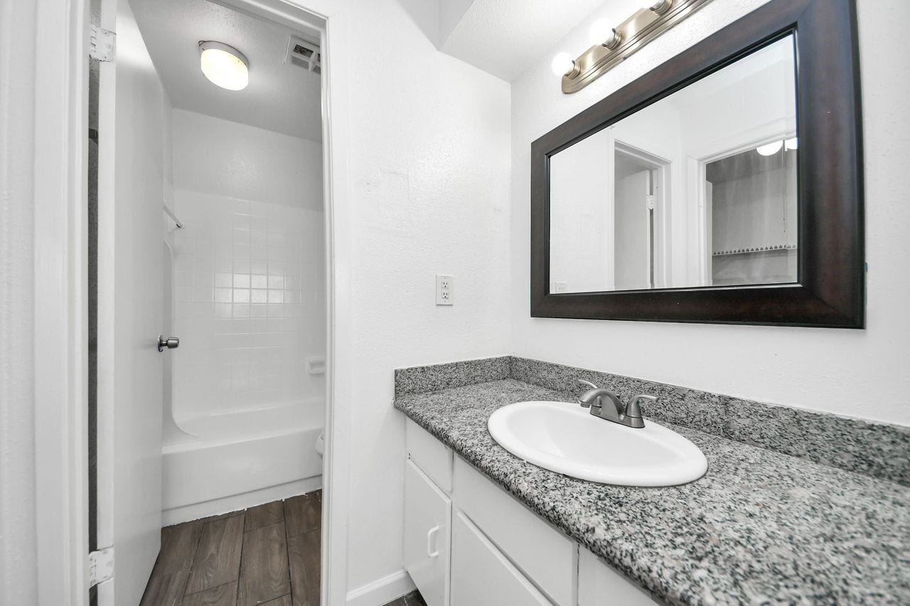 5625 Antoine Drive, #312, Houston, TX 77091 Primary Bathroom