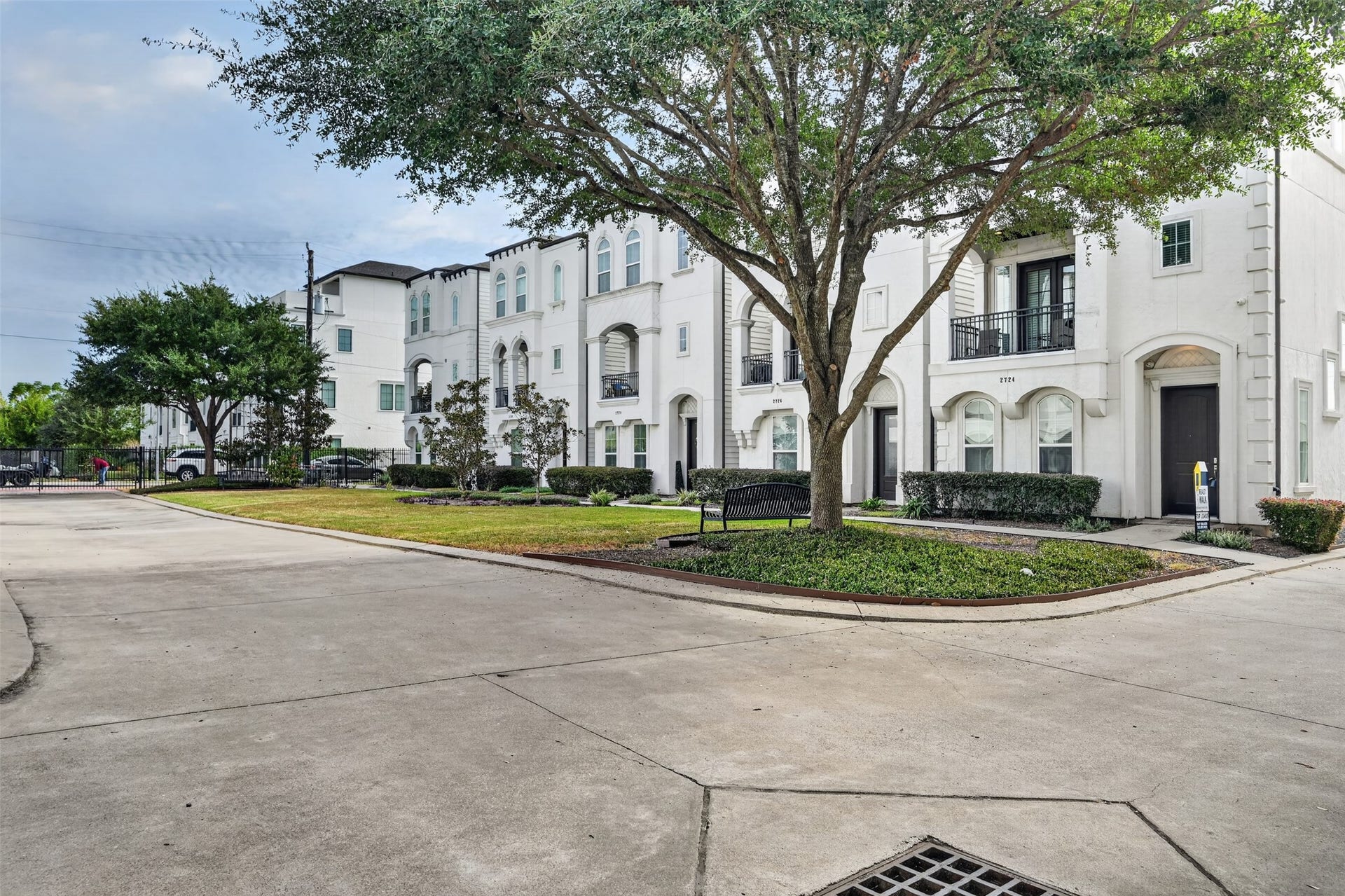2711 Kennedy Street, Houston, TX 77003 Common green space