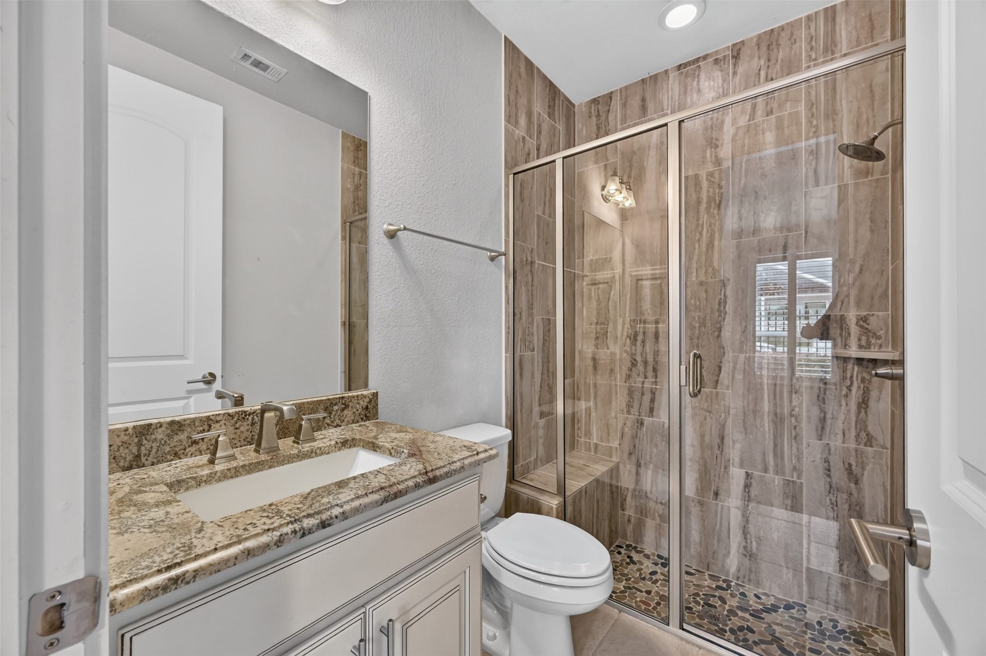 2711 Kennedy Street, Houston, TX 77003 First Floor en-suite bath