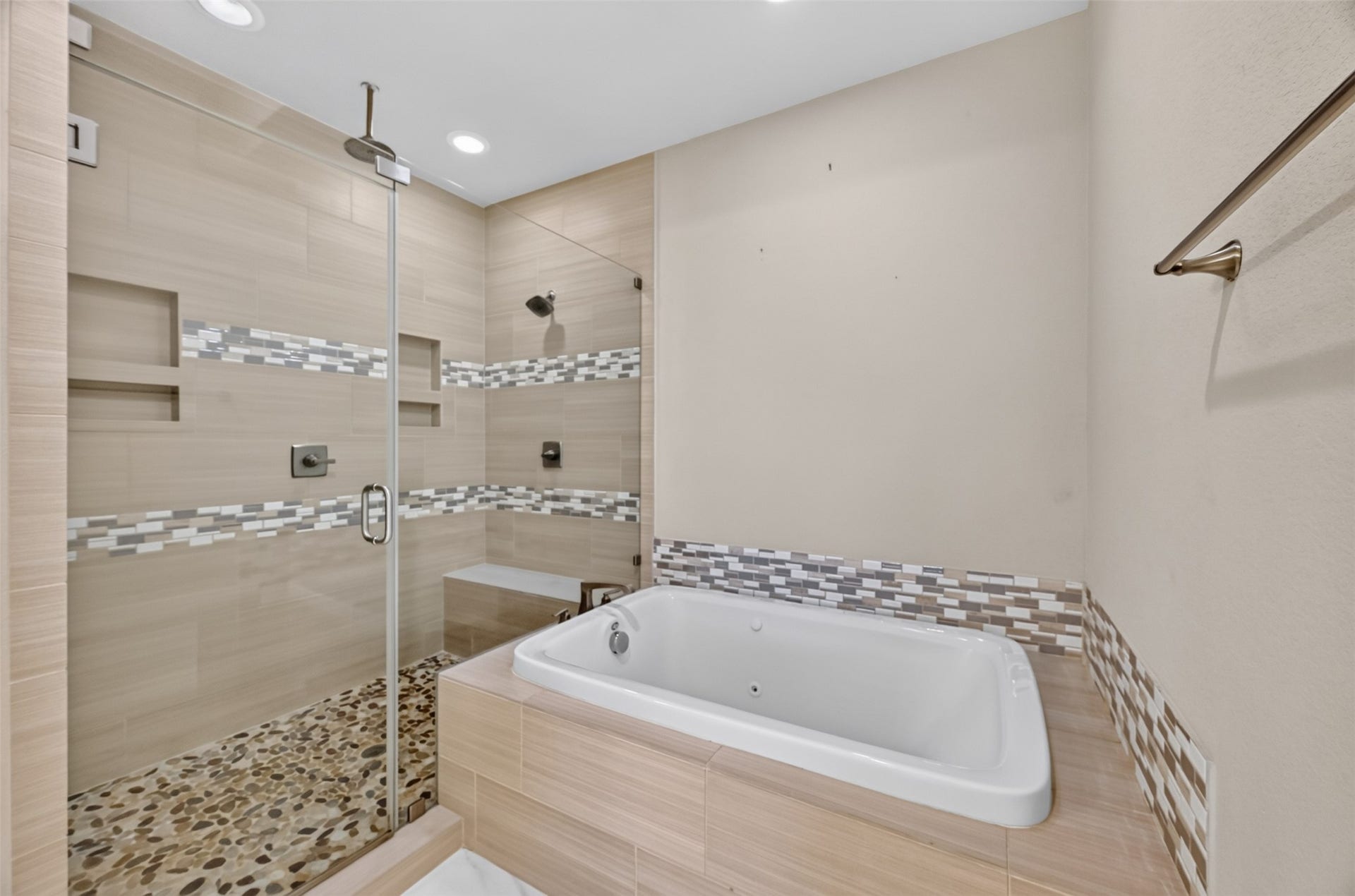 2711 Kennedy Street, Houston, TX 77003 Jetted soaking tub