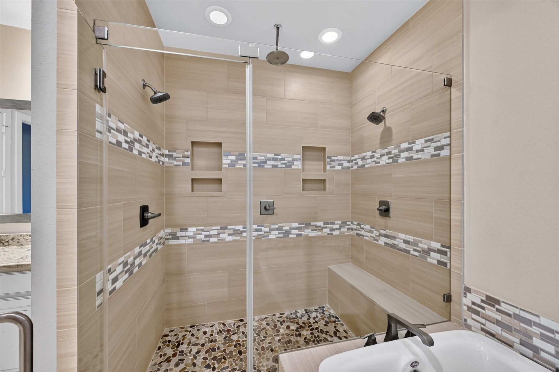 2711 Kennedy Street, Houston, TX 77003 Dual and rain shower heads