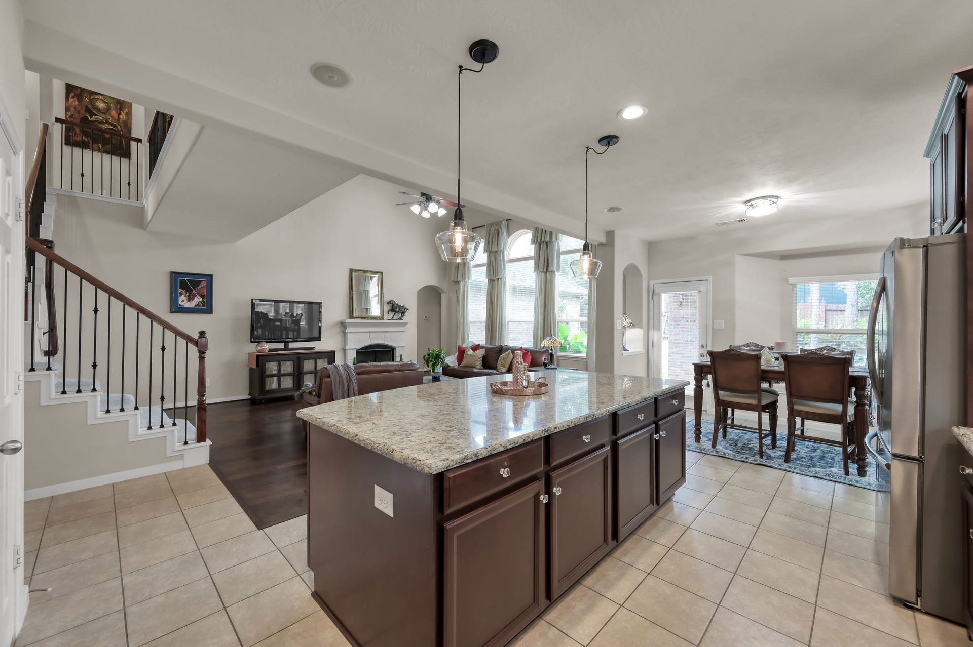 2502 Wynden Meadow Lane, Conroe, TX 77304 Large center island with additional storage and seating offers the ideal spot for casual meals, coffee mornings, or gathering with friends and family.