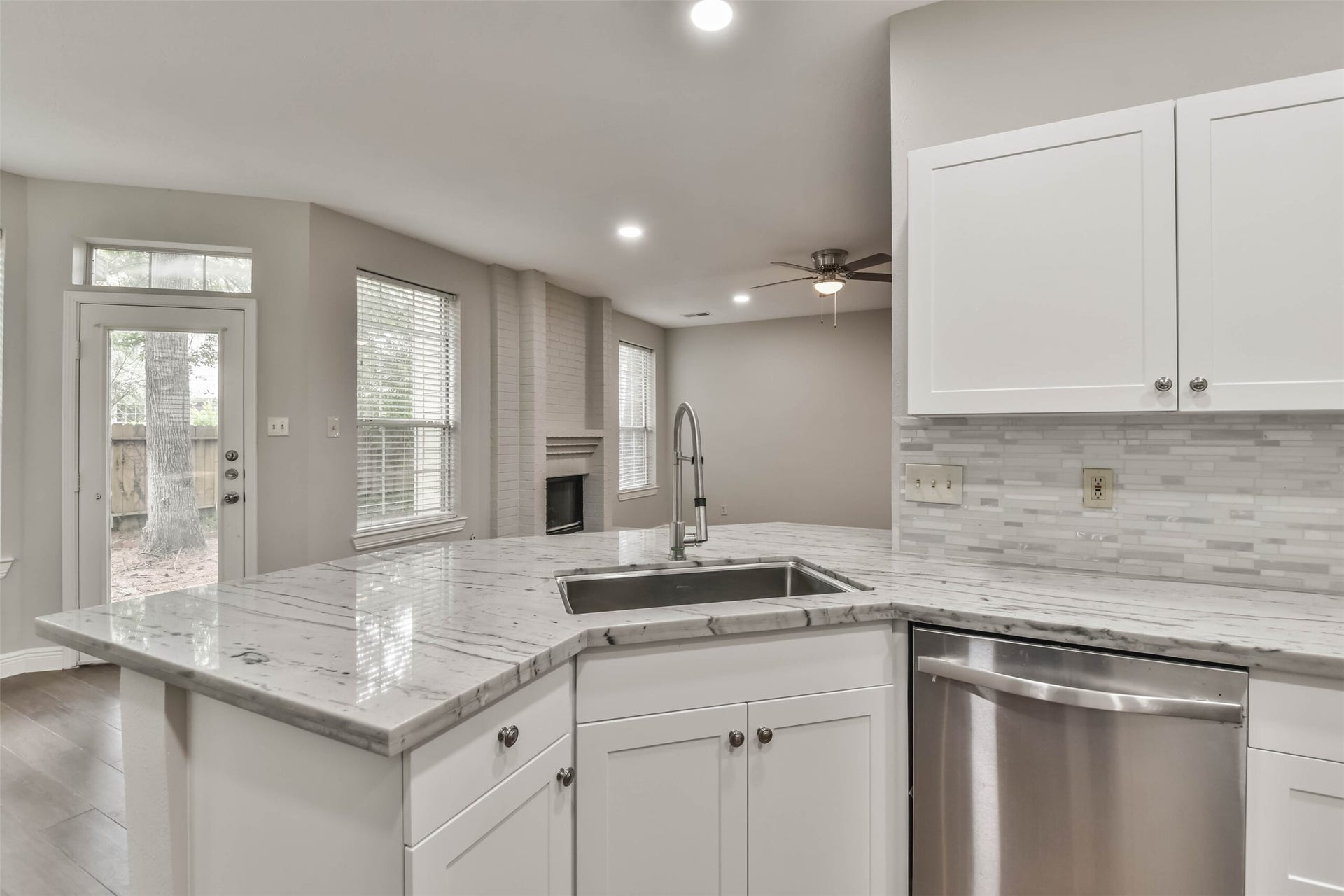 15 Shinyrock Place, The Woodlands, TX 77381 15 Shinyrock Place, The Woodlands, TX 77381