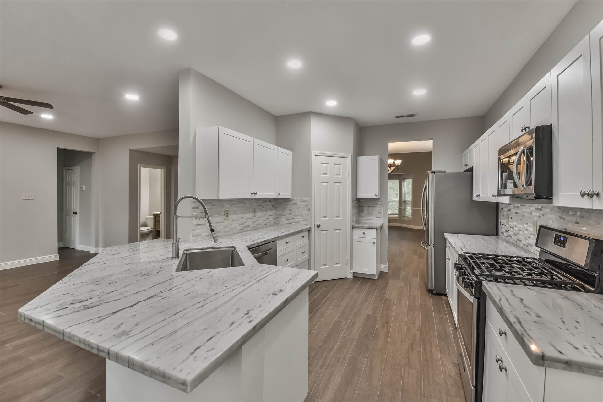 15 Shinyrock Place, The Woodlands, TX 77381 15 Shinyrock Place, The Woodlands, TX 77381